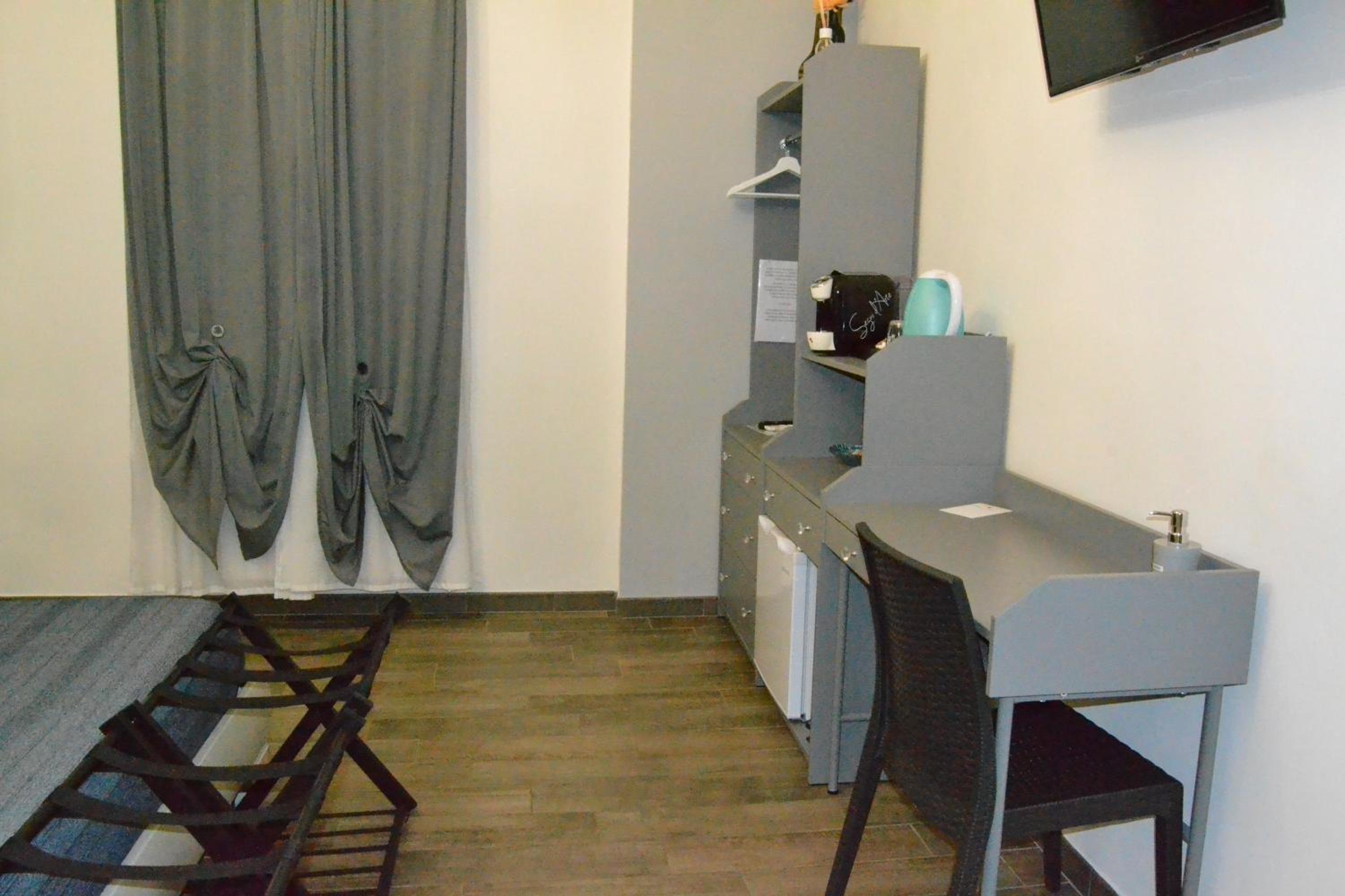 Standard King Room - Photo 10