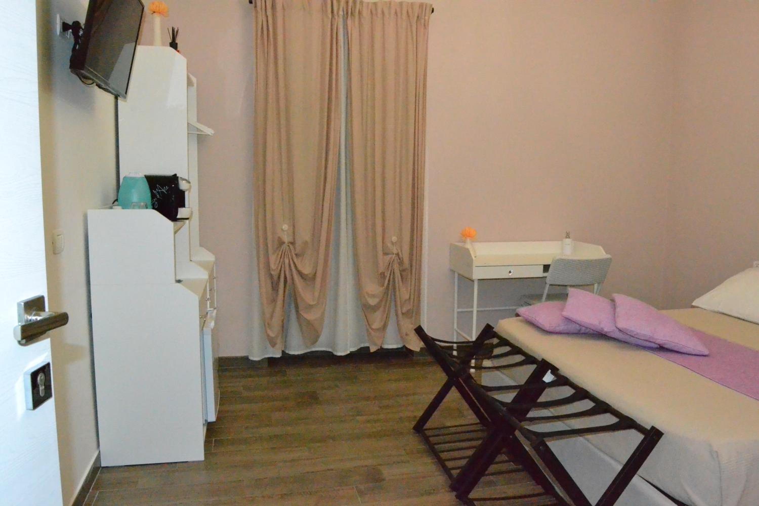 Deluxe King Room - Photo 15