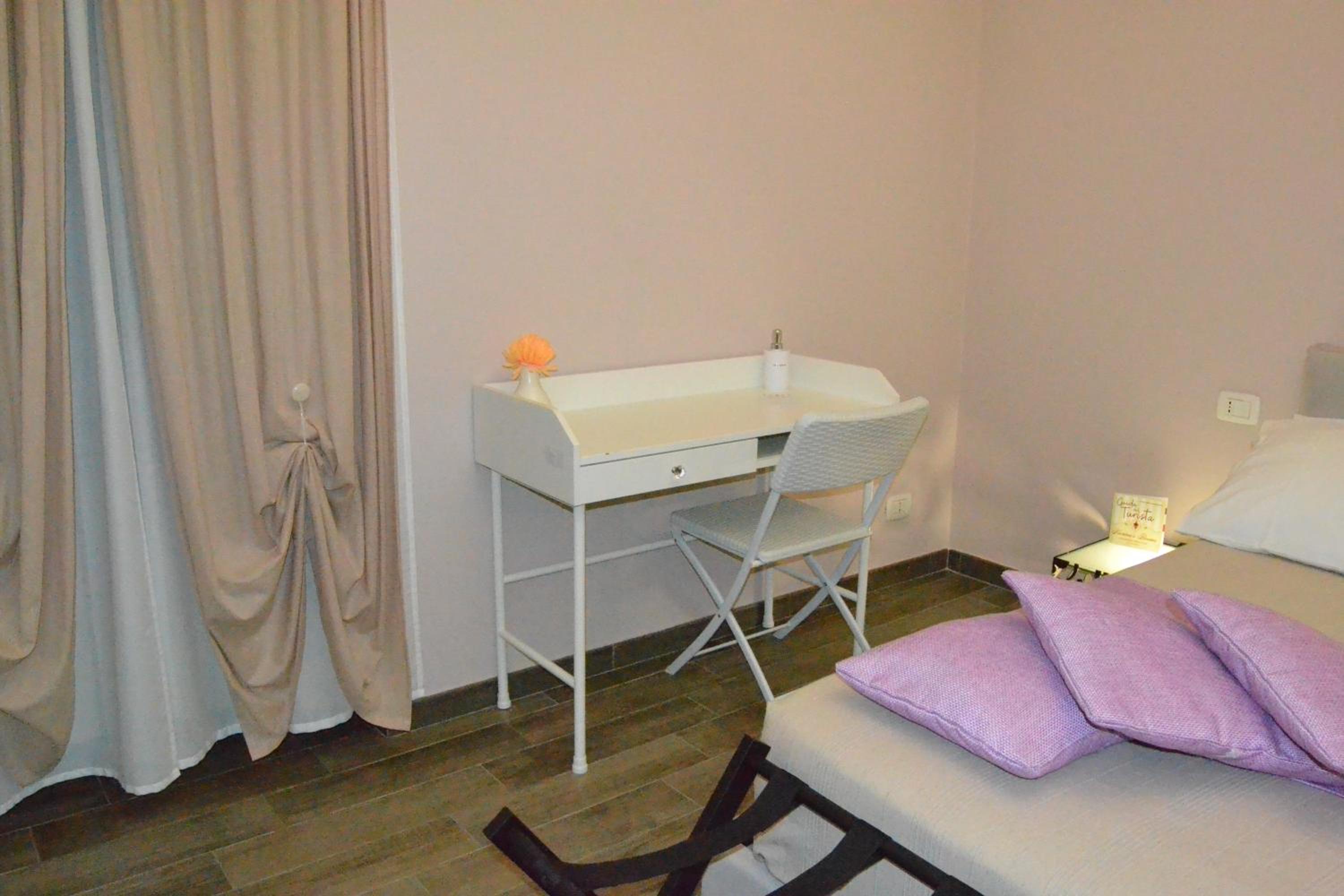 Deluxe King Room - Photo 14
