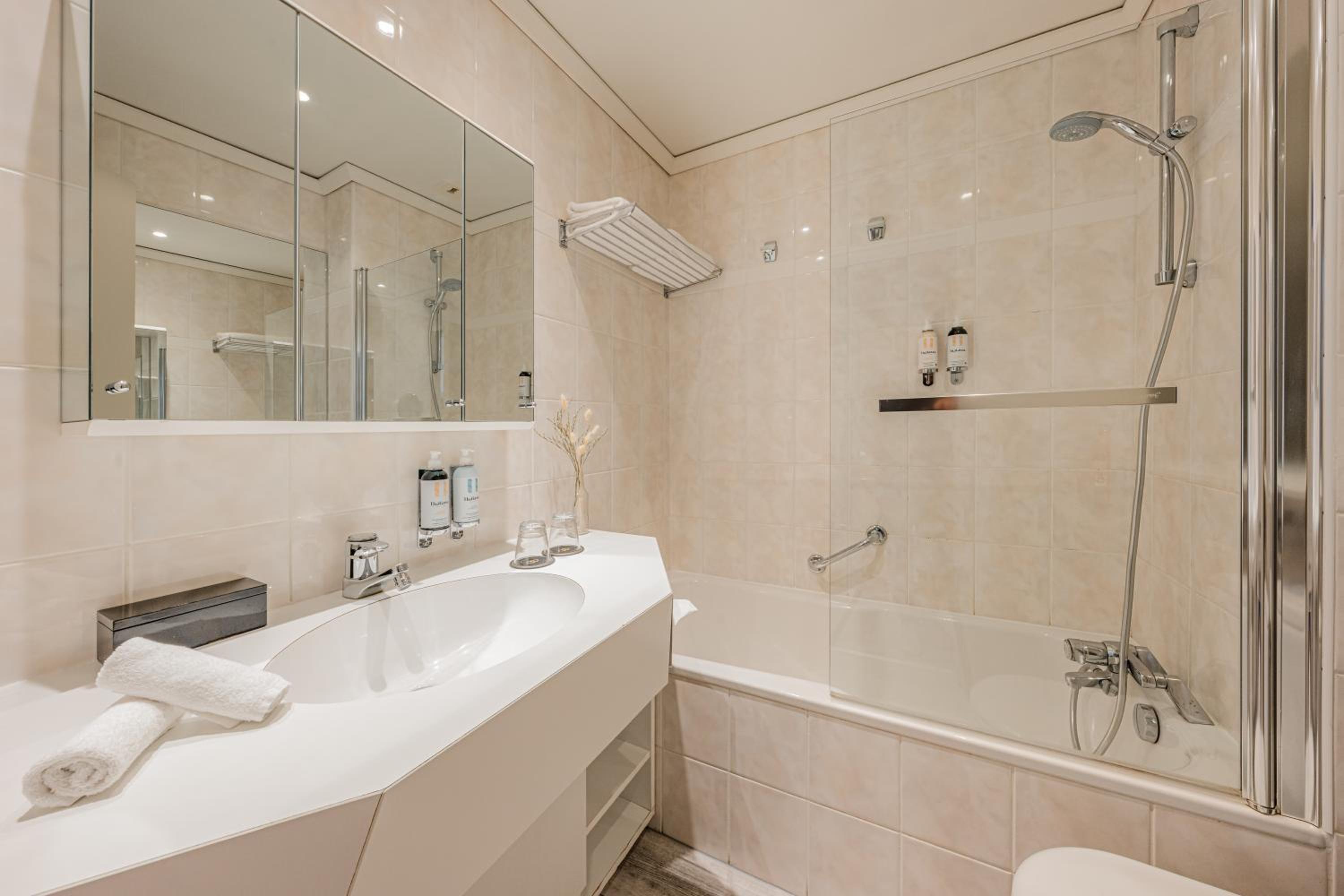 Classic Twin Room with Balcony - Inland Side - Photo 9