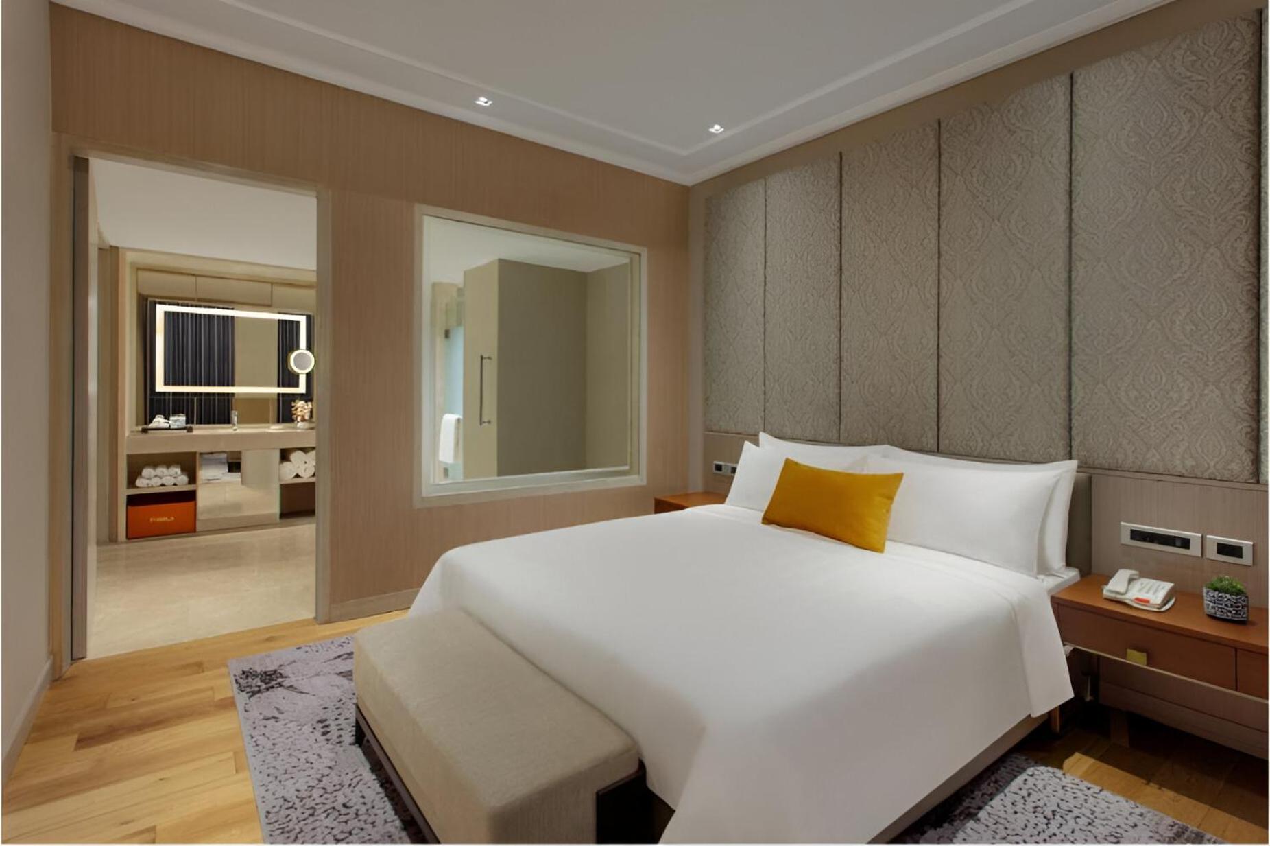 Executive Suite - Photo 4