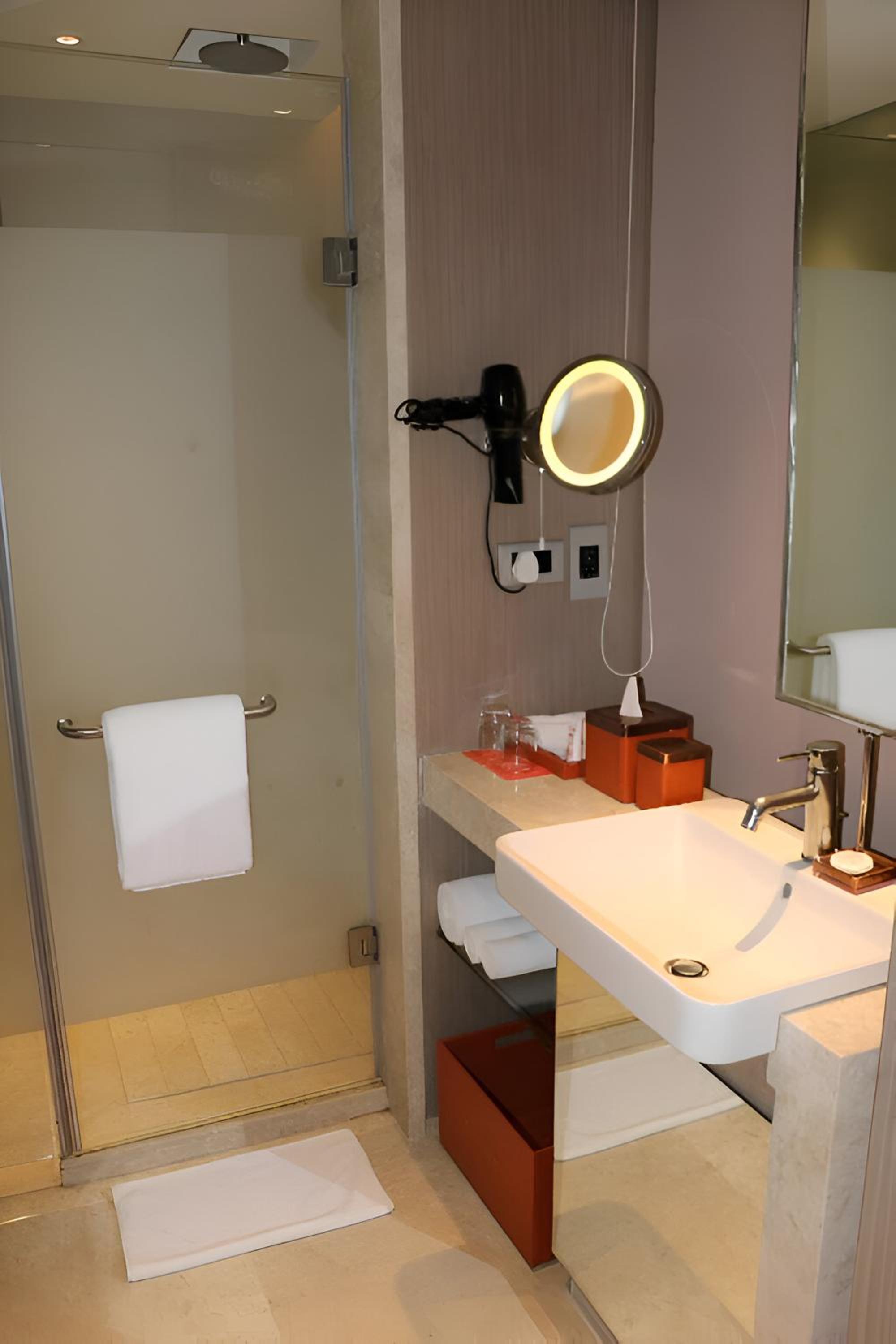 Executive Suite - Photo 5