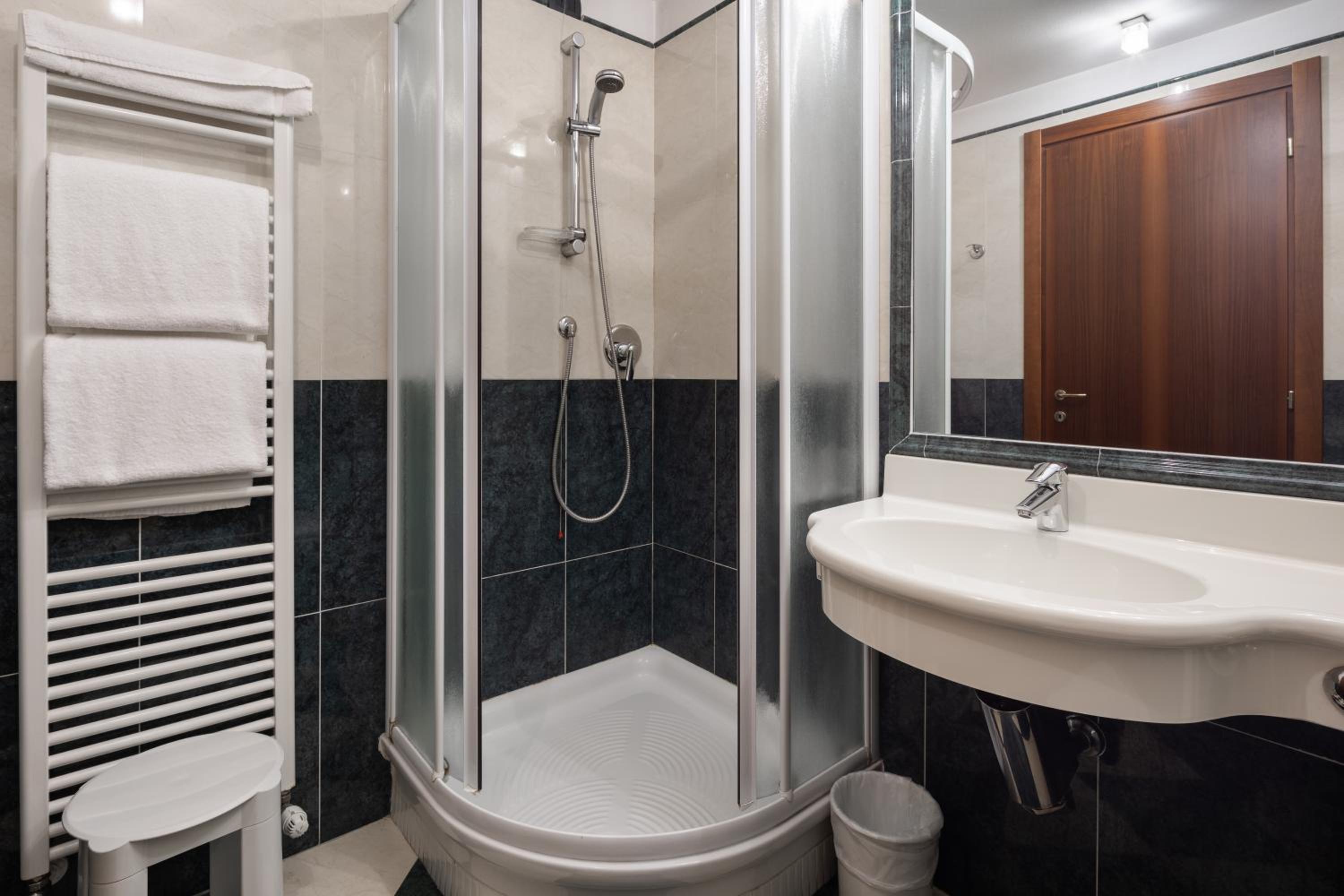 Deluxe Twin Room - Photo 8