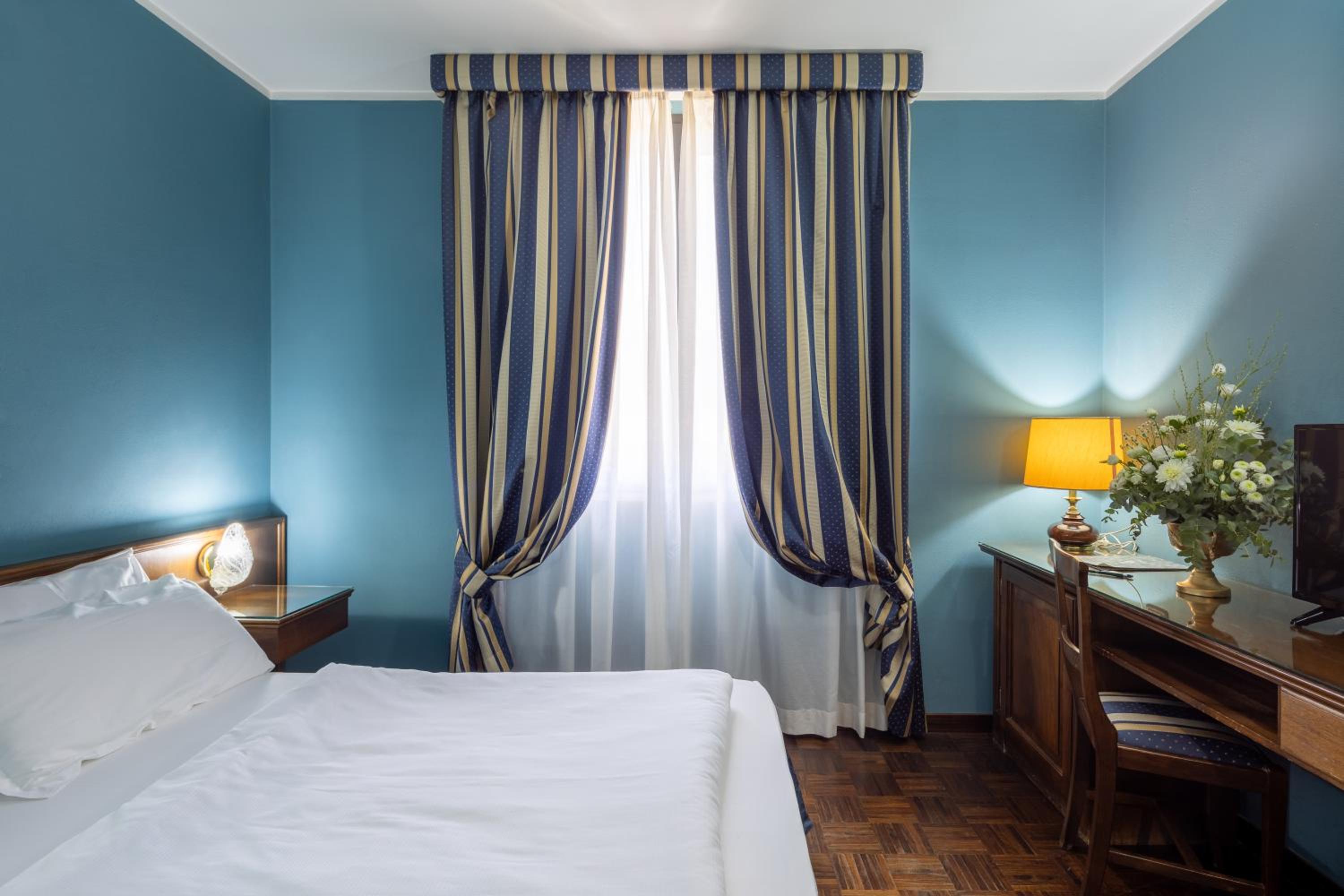 Business Queen Room - Photo 4