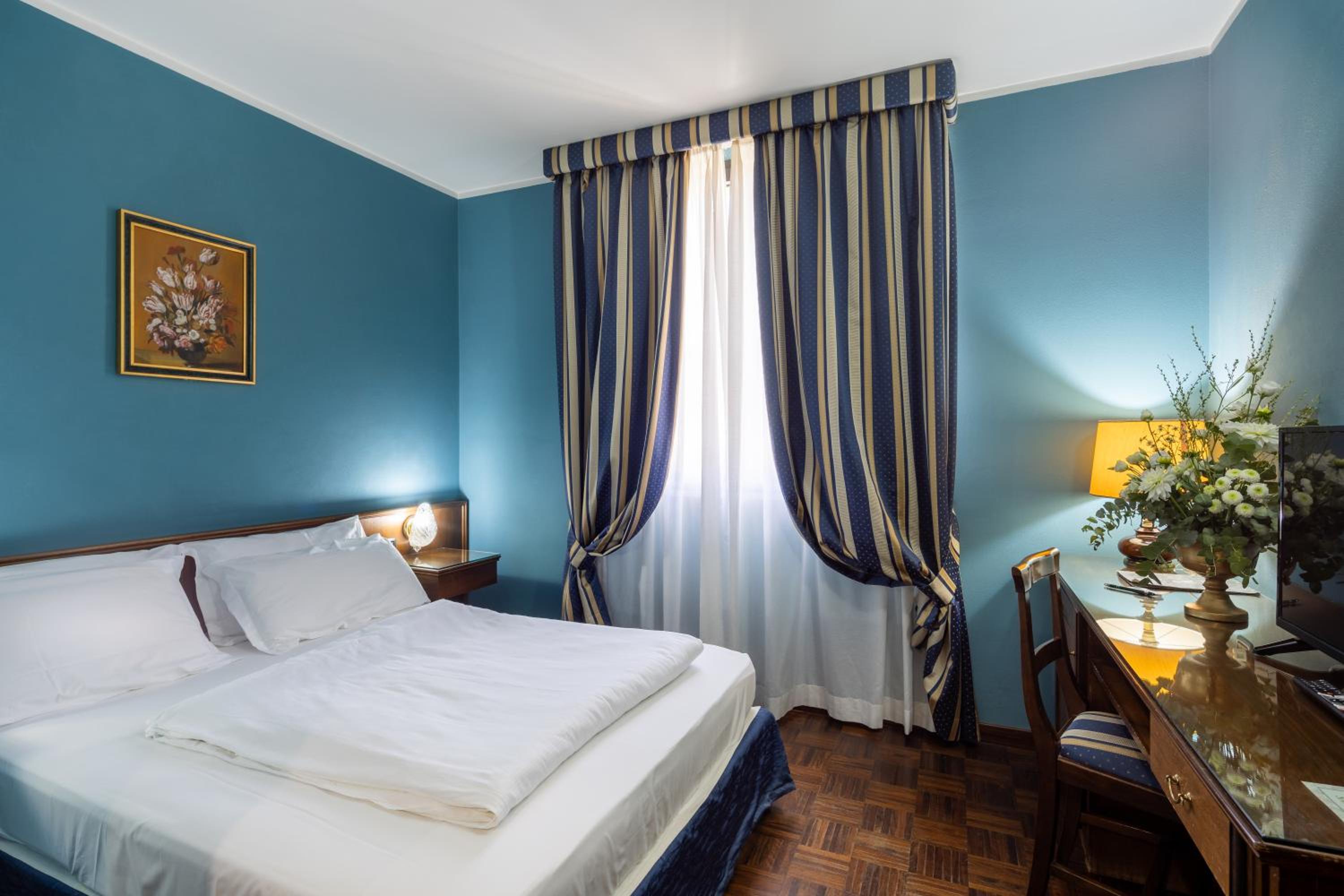 Business Queen Room - Photo 1
