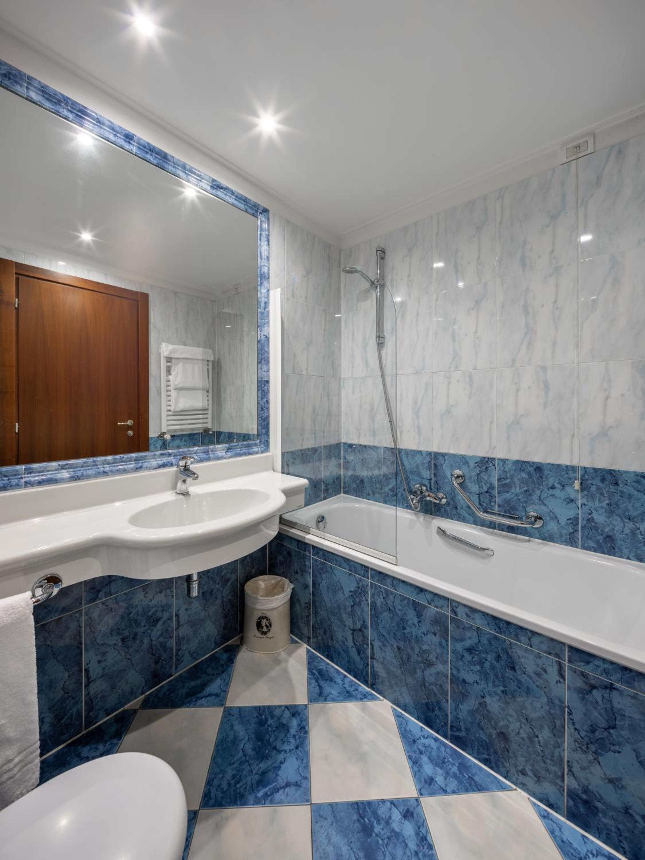 Business Queen Room - Photo 5