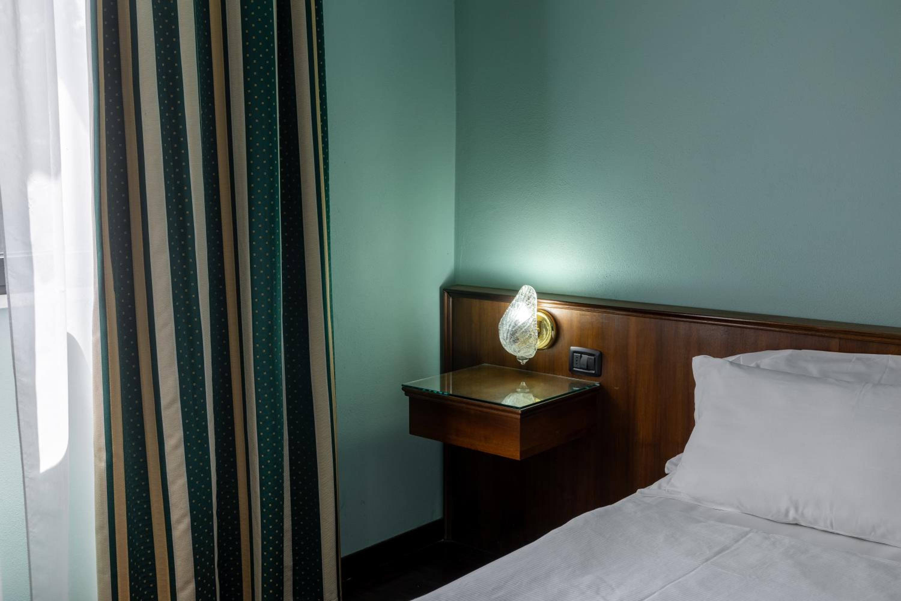 Standard Twin Room - Photo 14