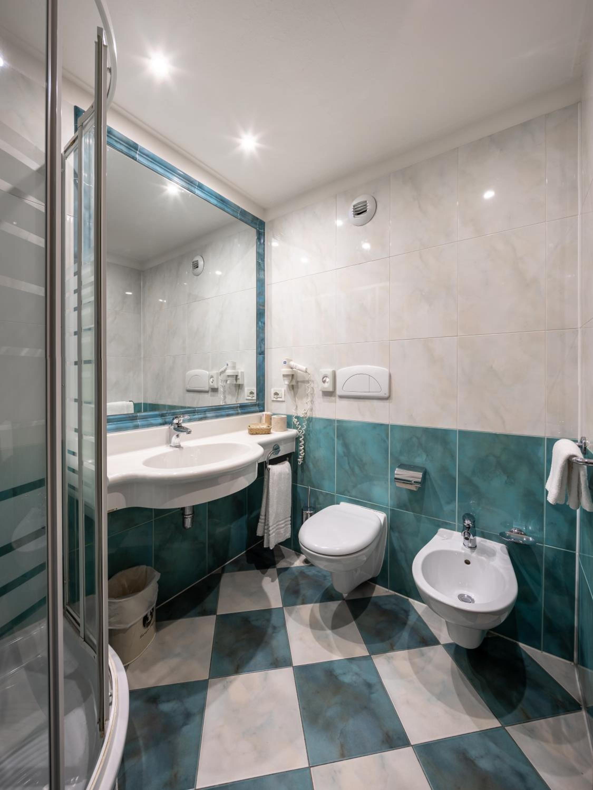 Business Queen Room - Photo 6