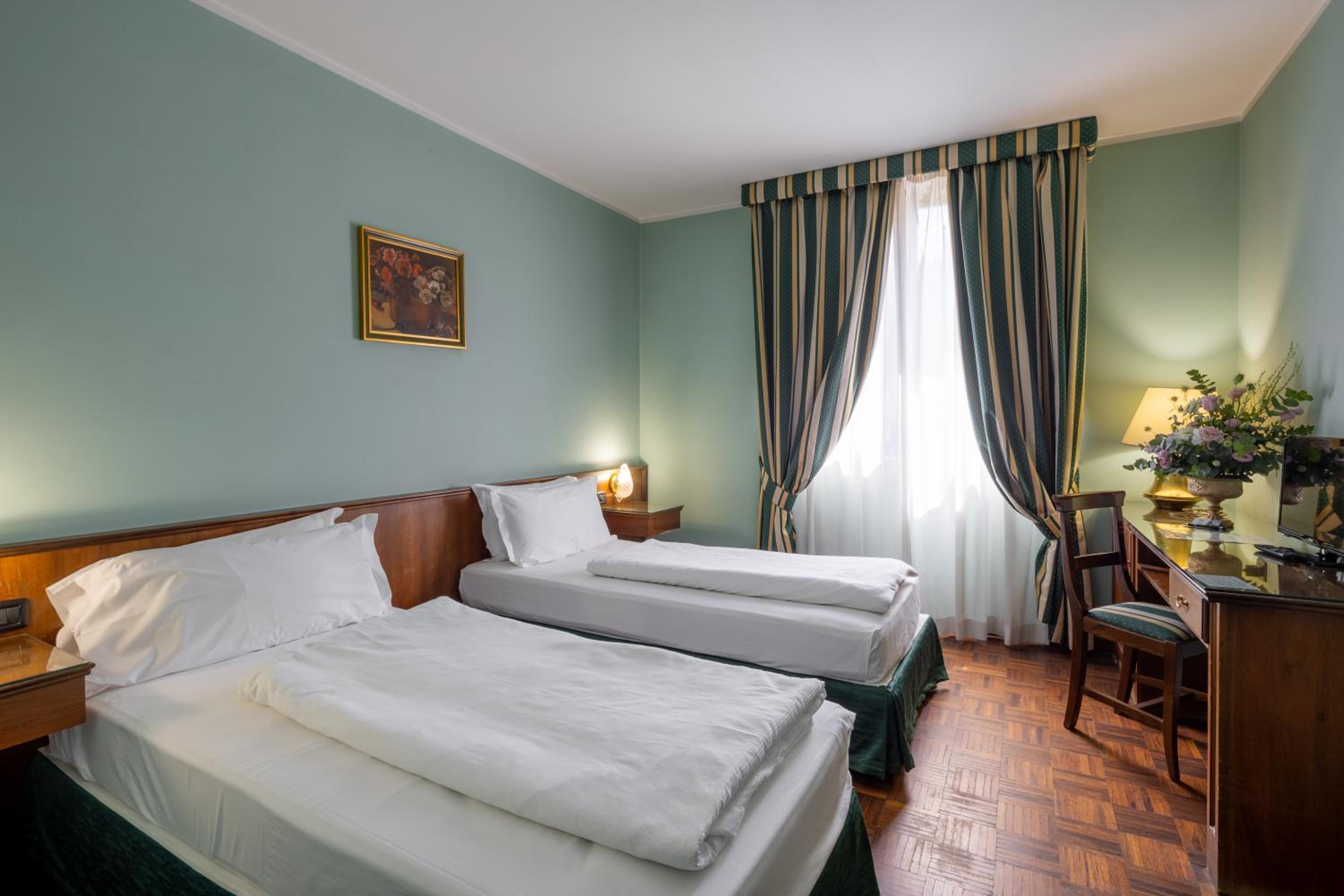 Standard Twin Room - Photo 8