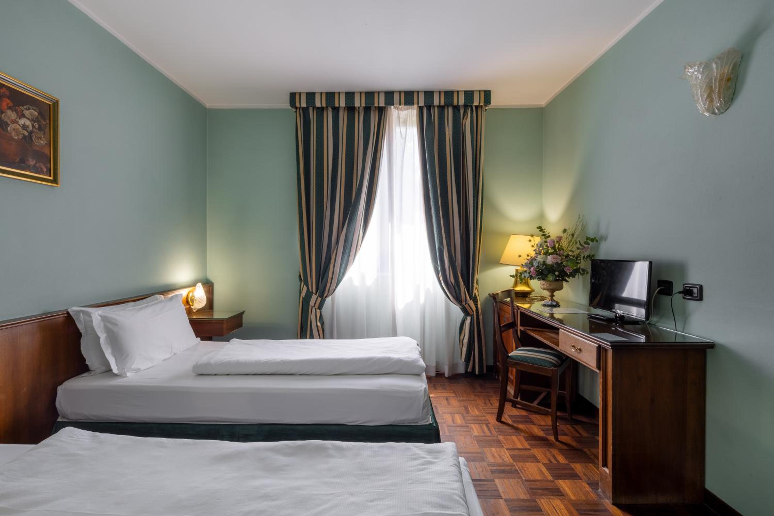 Standard Twin Room - Photo 2