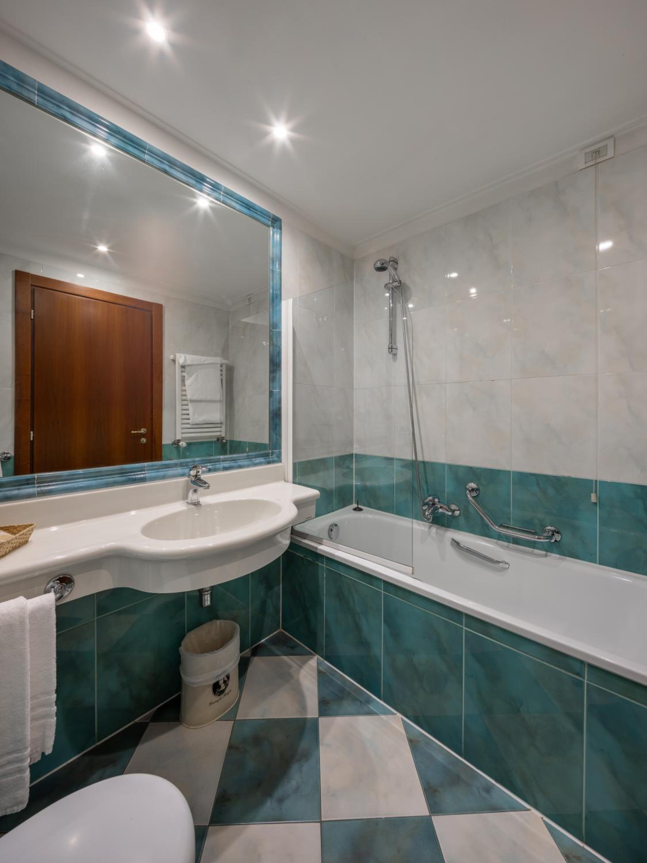 Standard Twin Room - Photo 4