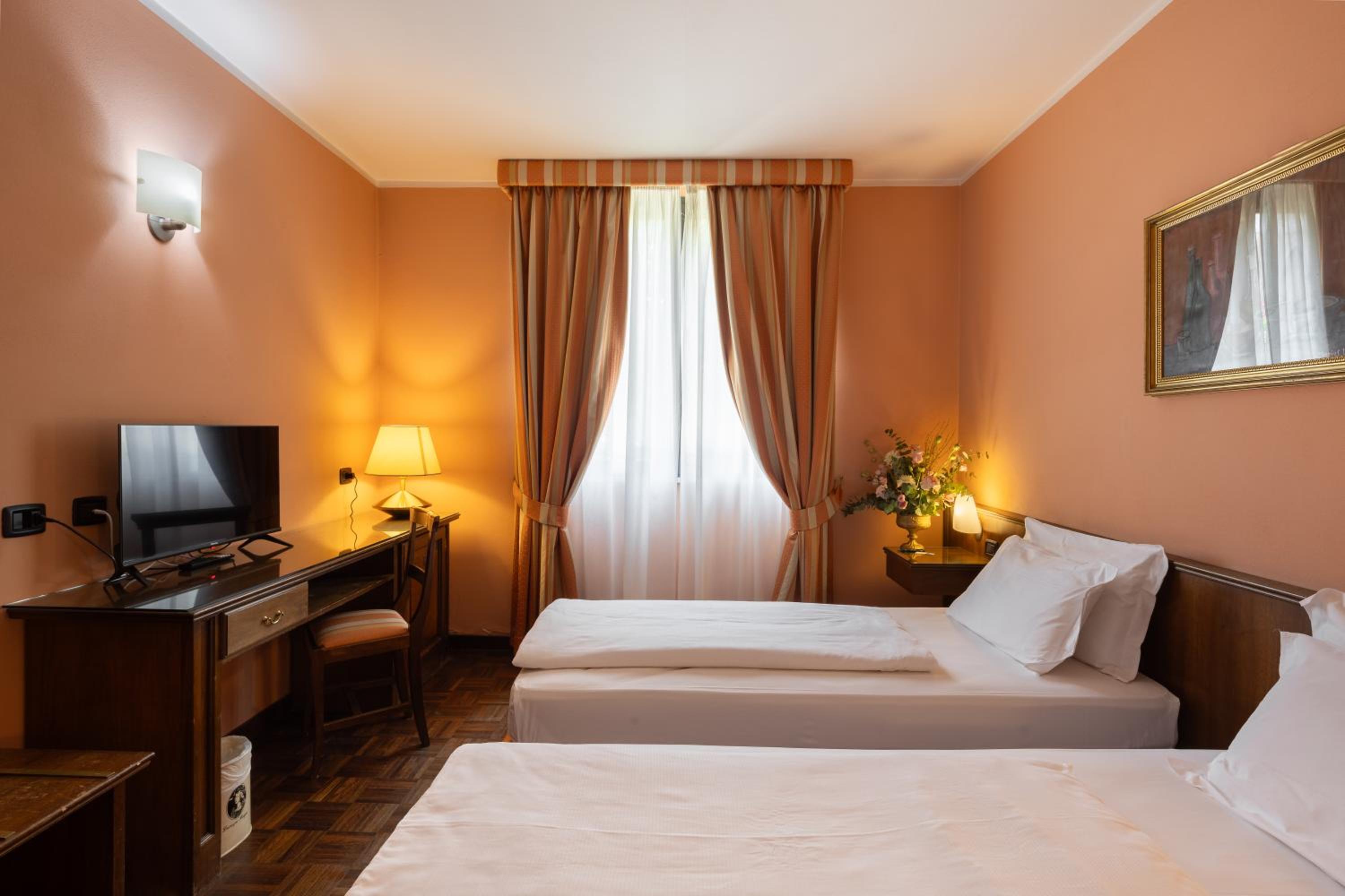 Standard Twin Room - Photo 7