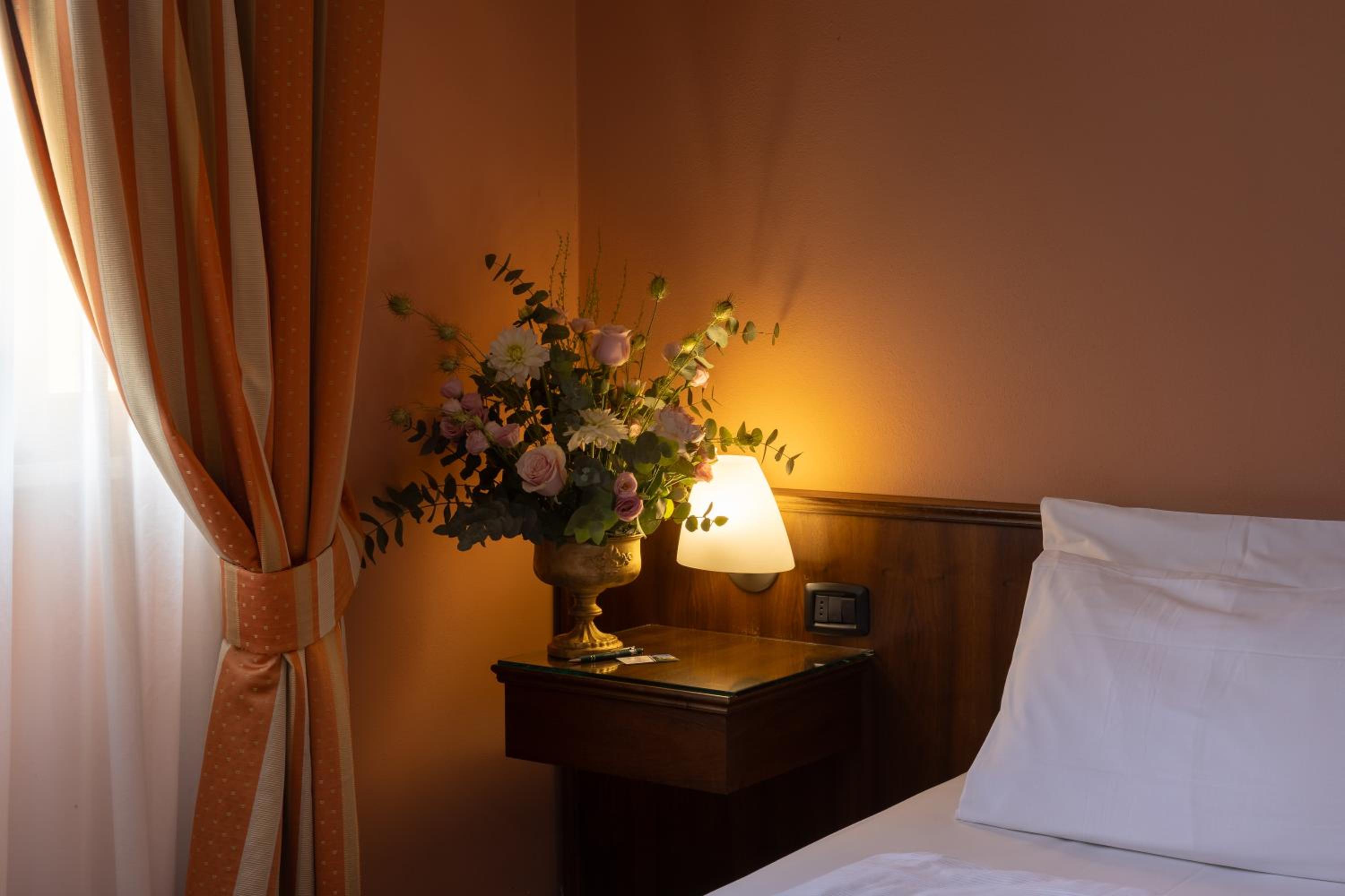 Standard Twin Room - Photo 9