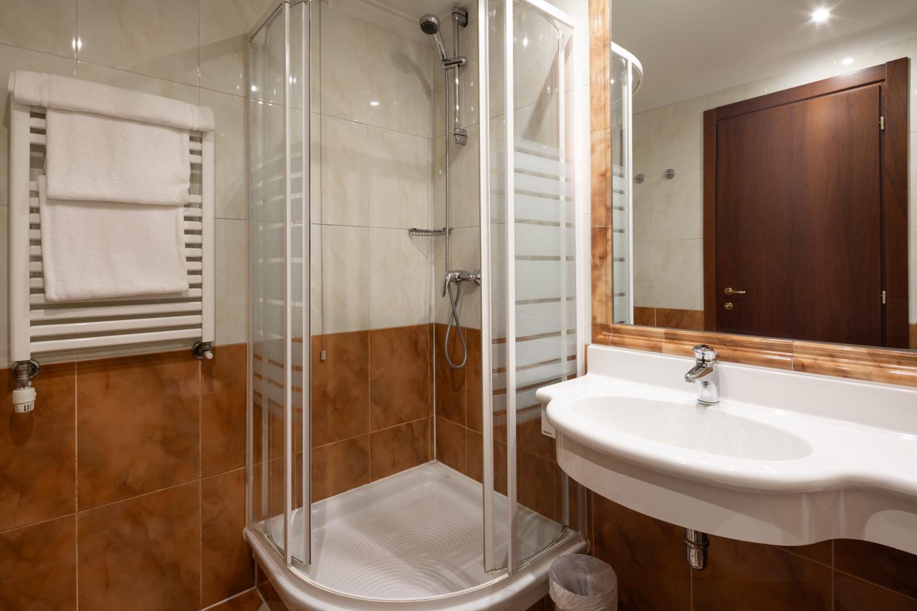 Standard Twin Room - Photo 10