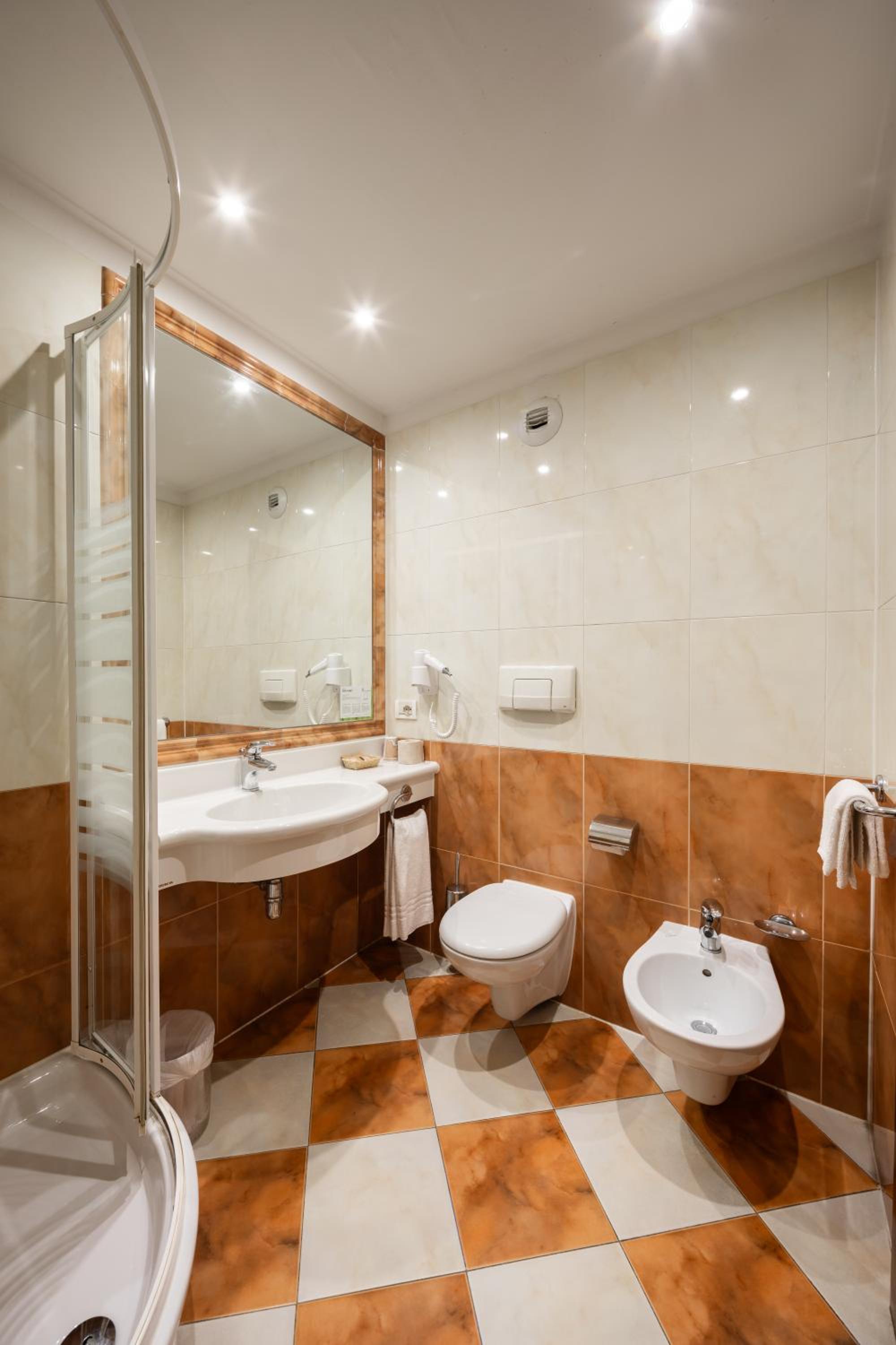 Standard Twin Room - Photo 11