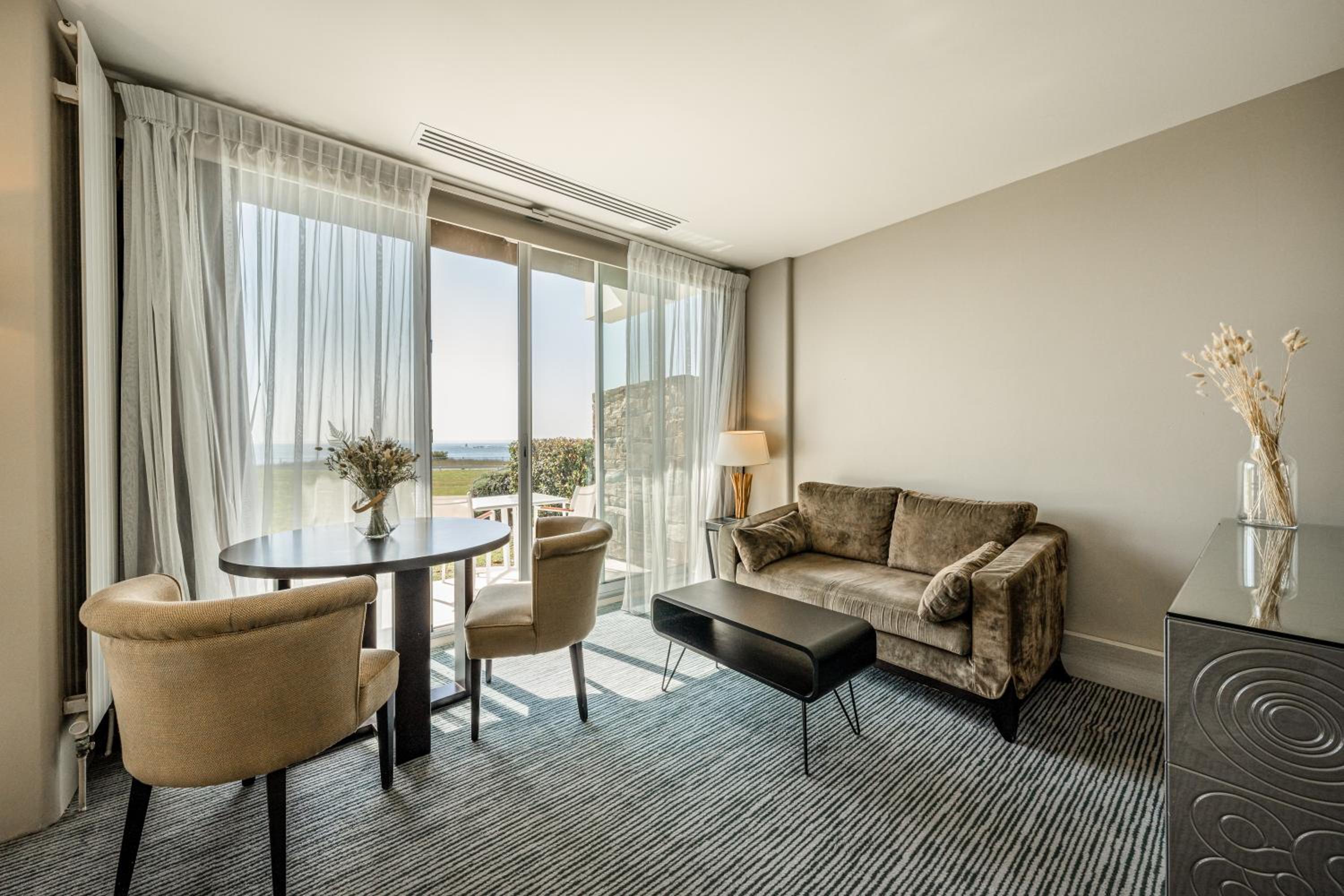 Sofitel Suite with Balcony - Facing The Sea - Photo 4
