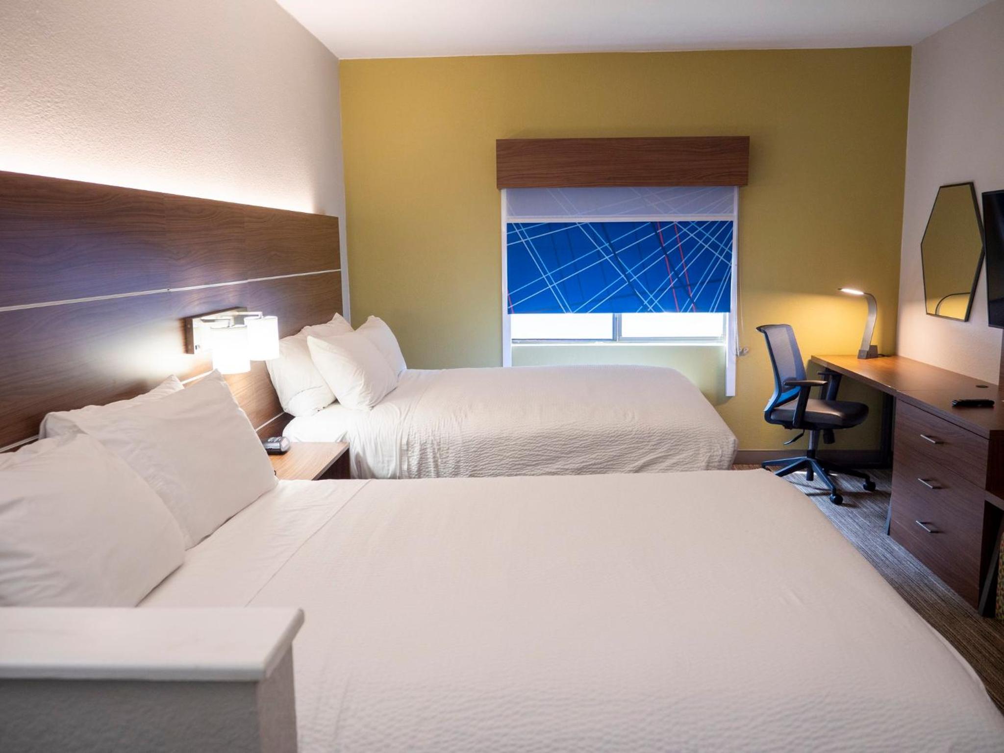 Standard Queen Room with Sofa Bed - Photo 5