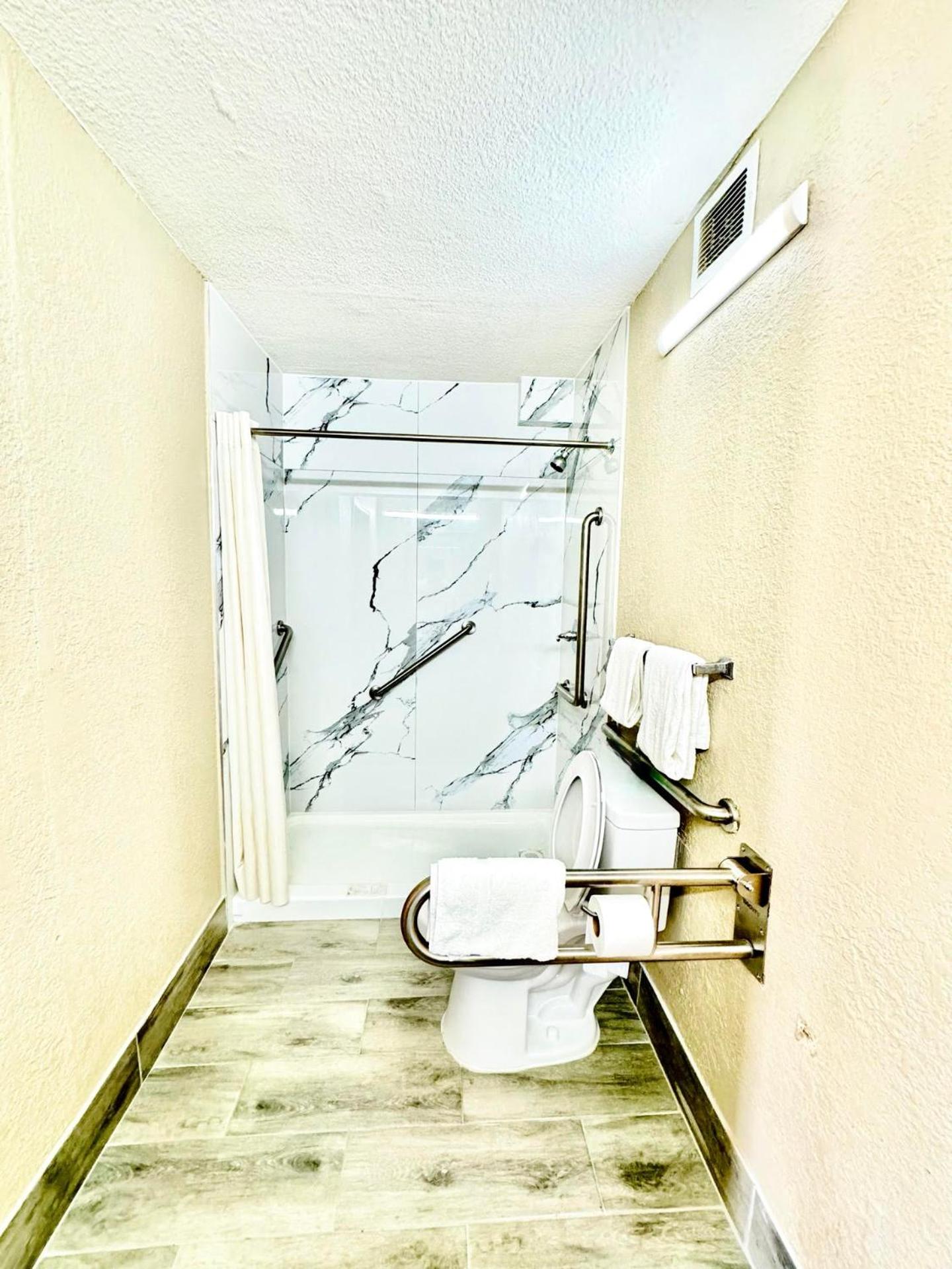 King Room - Accessible/Non-Smoking - Photo 4
