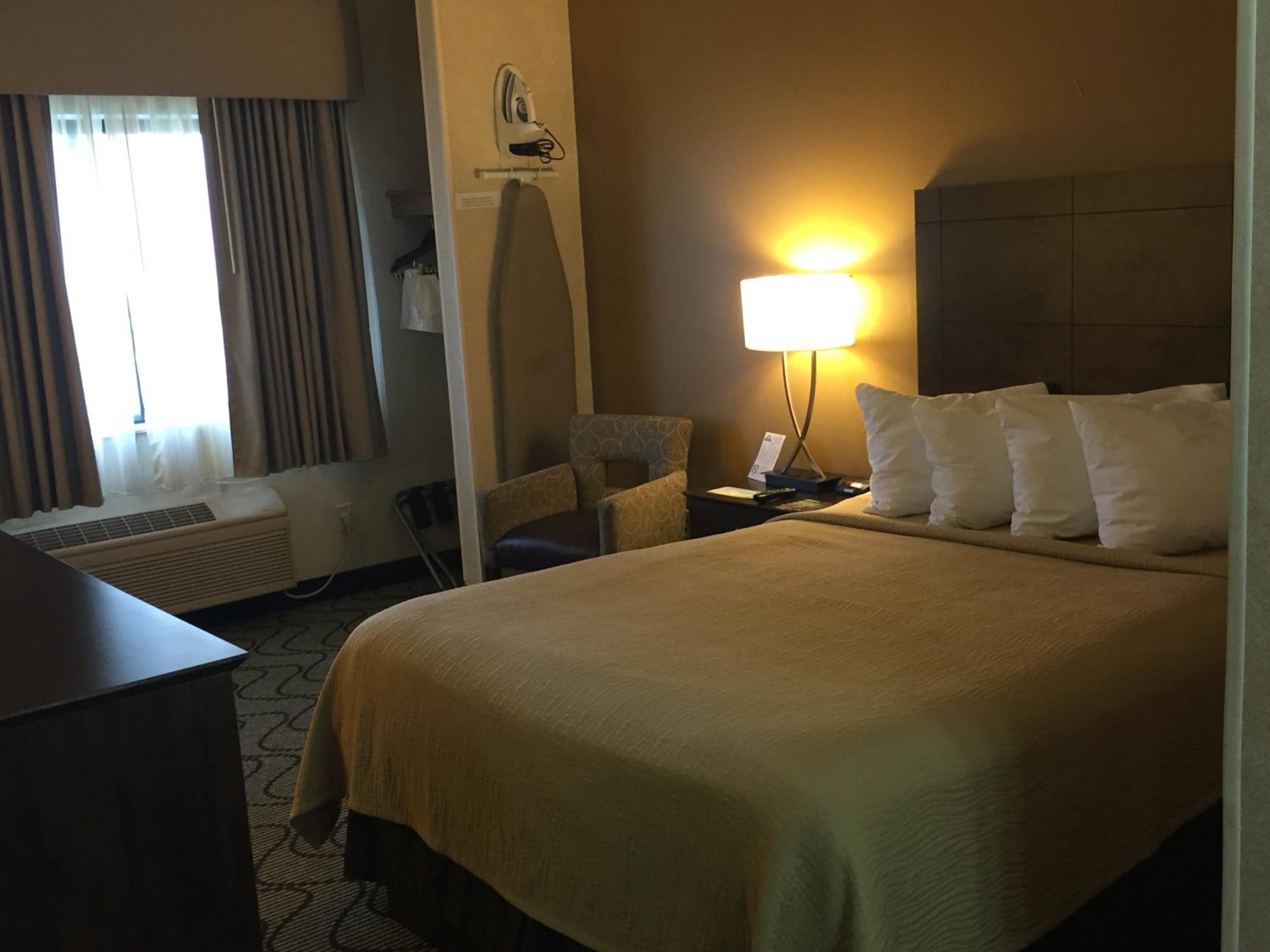 Queen Room - Non-Smoking - Photo 1
