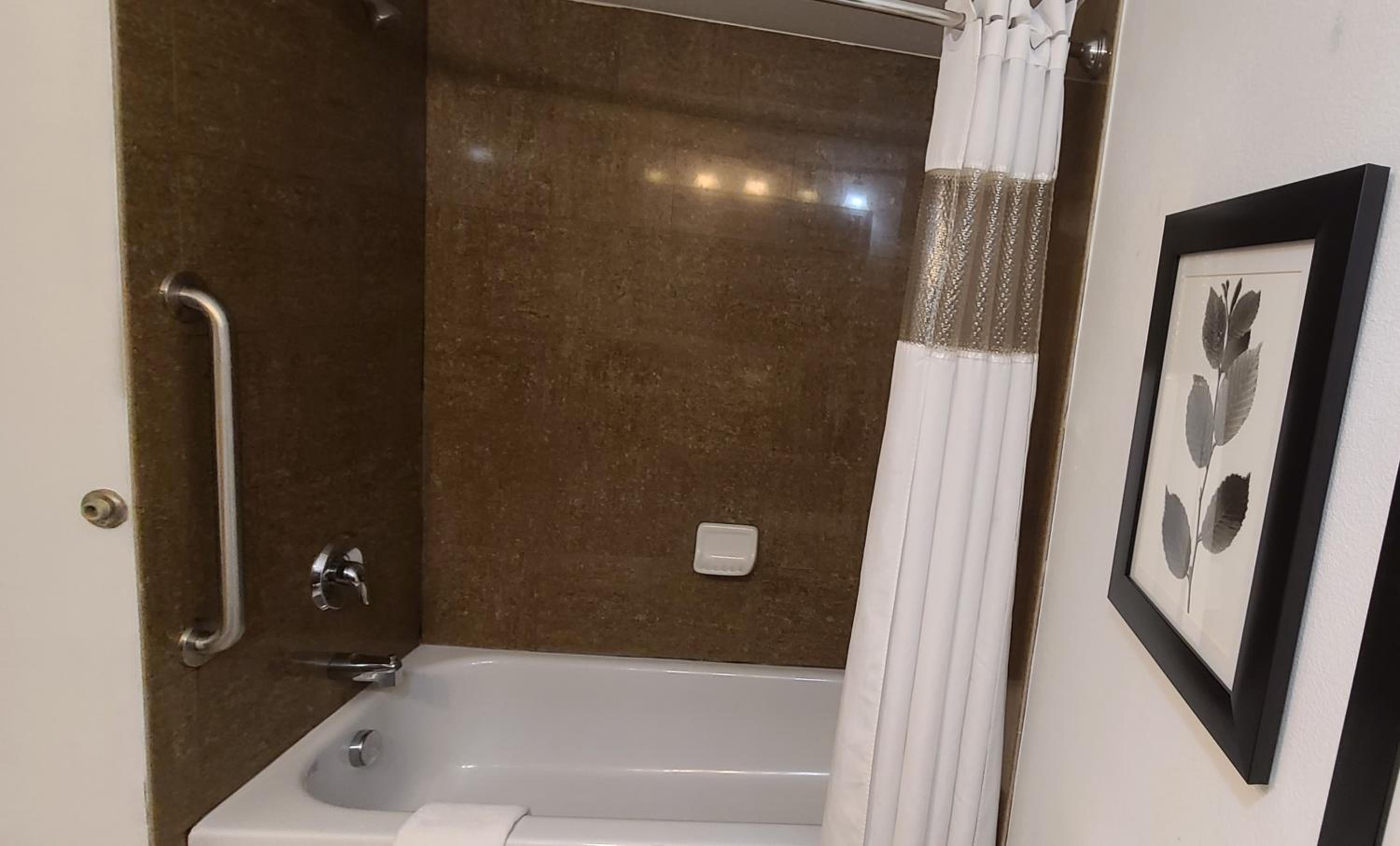 Queen Room with Two Queen Beds with Roll In Shower - Disability Access/Non-Smoking - Photo 10
