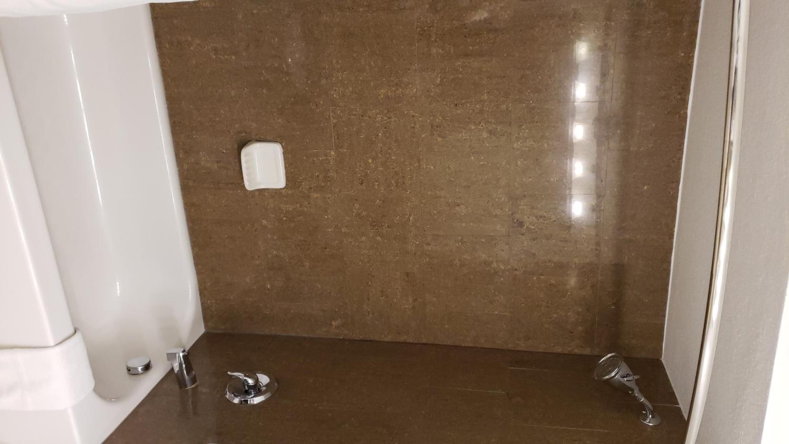 King Room with Roll-in Shower - Disability Access/Non-Smoking - Photo 5
