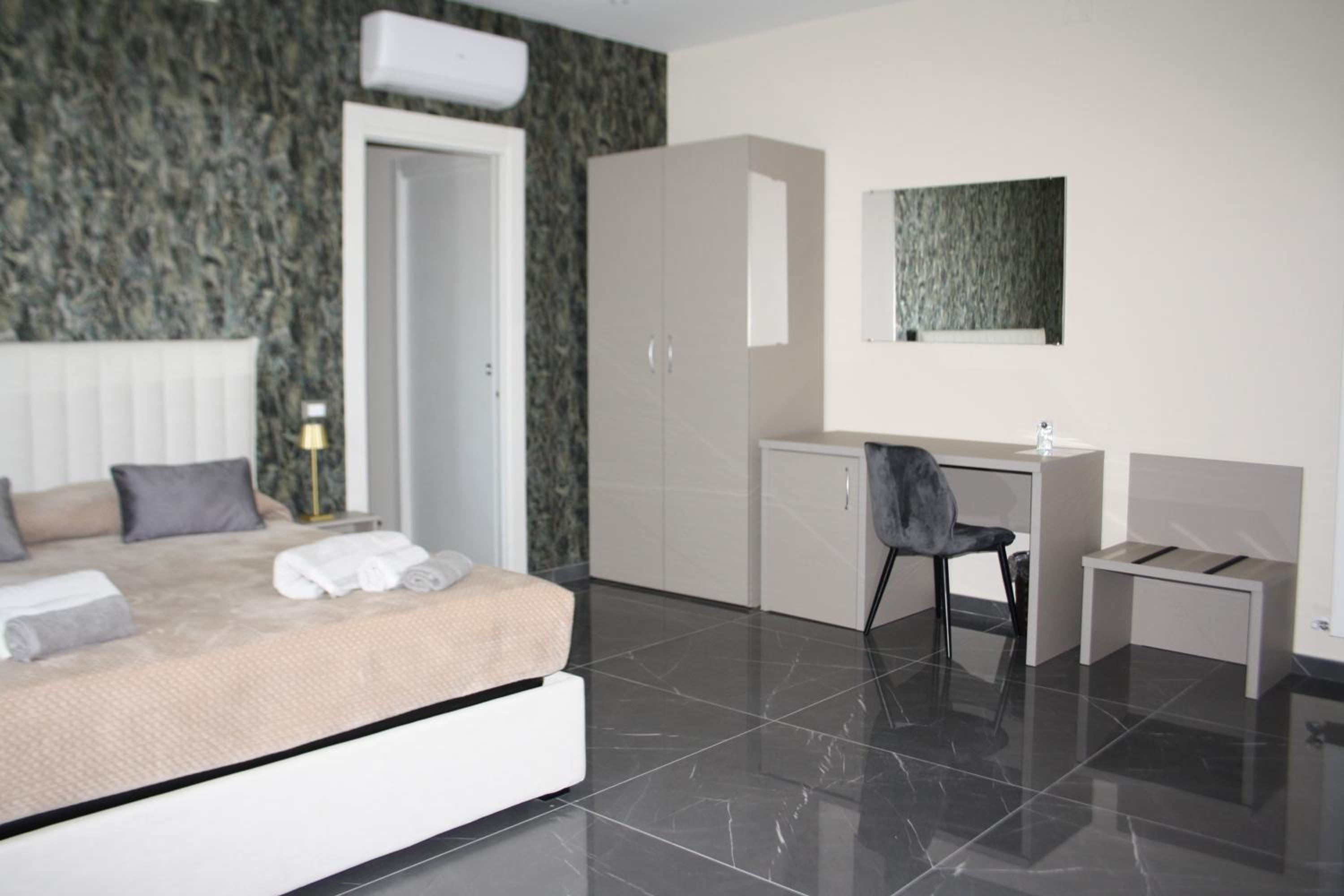 Two-Bedroom Deluxe Apartment with Balcony photo 3