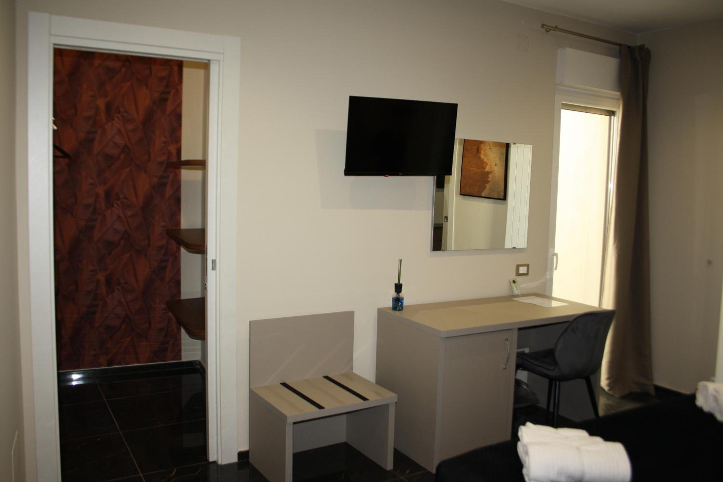 Deluxe One-Bedroom Apartment with City View photo 3