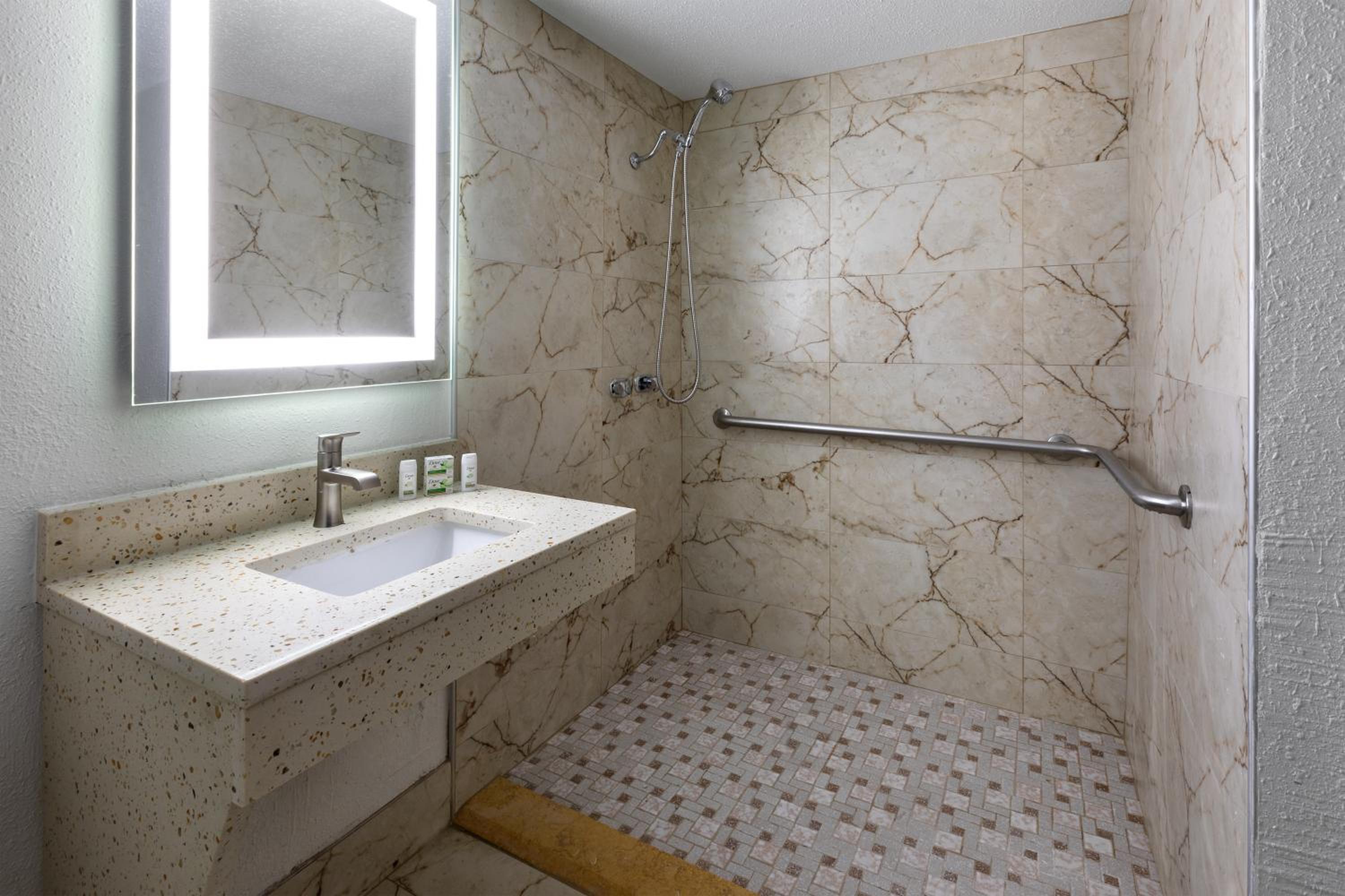 King Room with Roll-In Shower - Mobility/Hearing Access - Non-Smoking - Photo 4