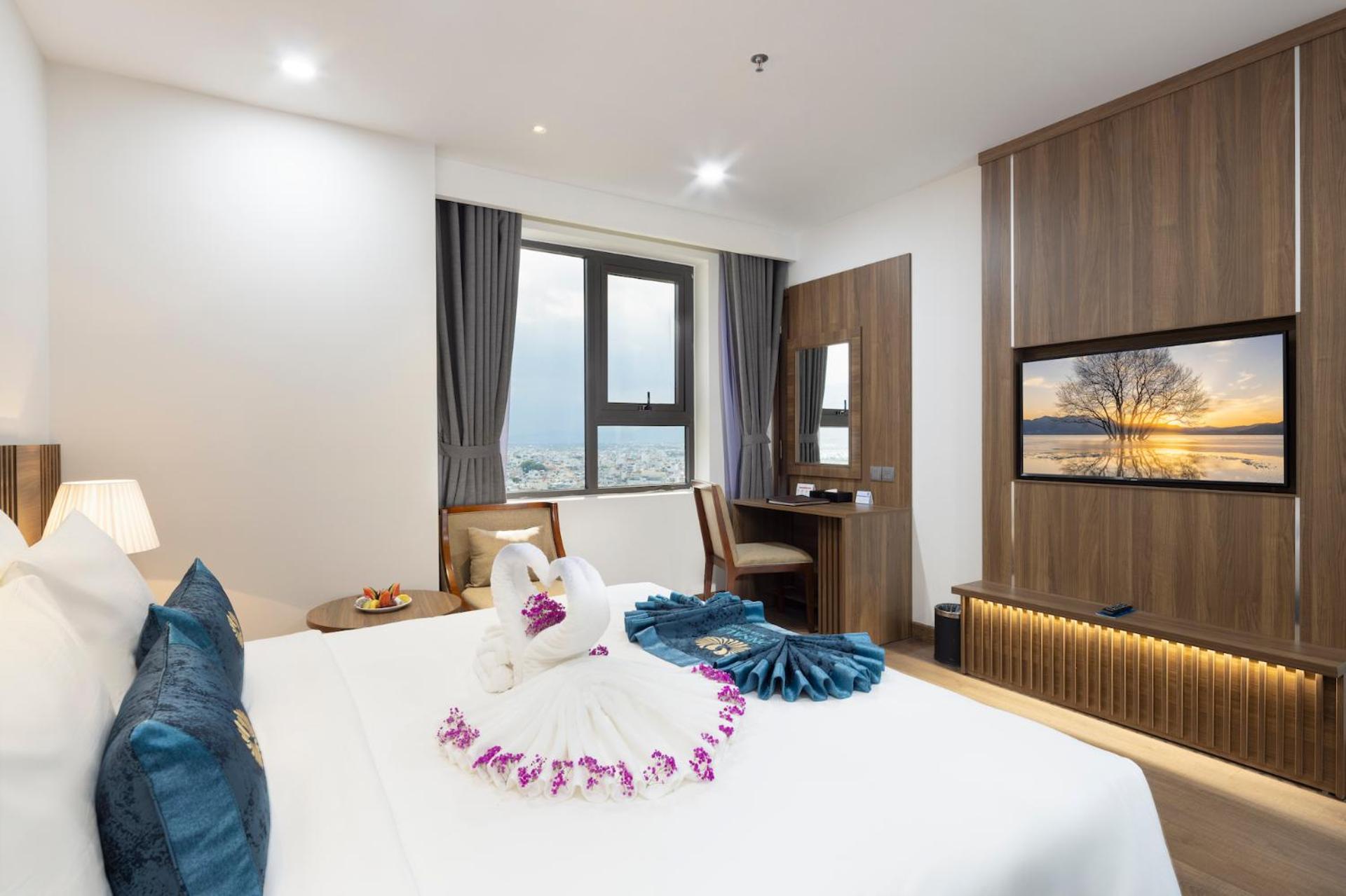 Deluxe Double Room with City View - Photo 2