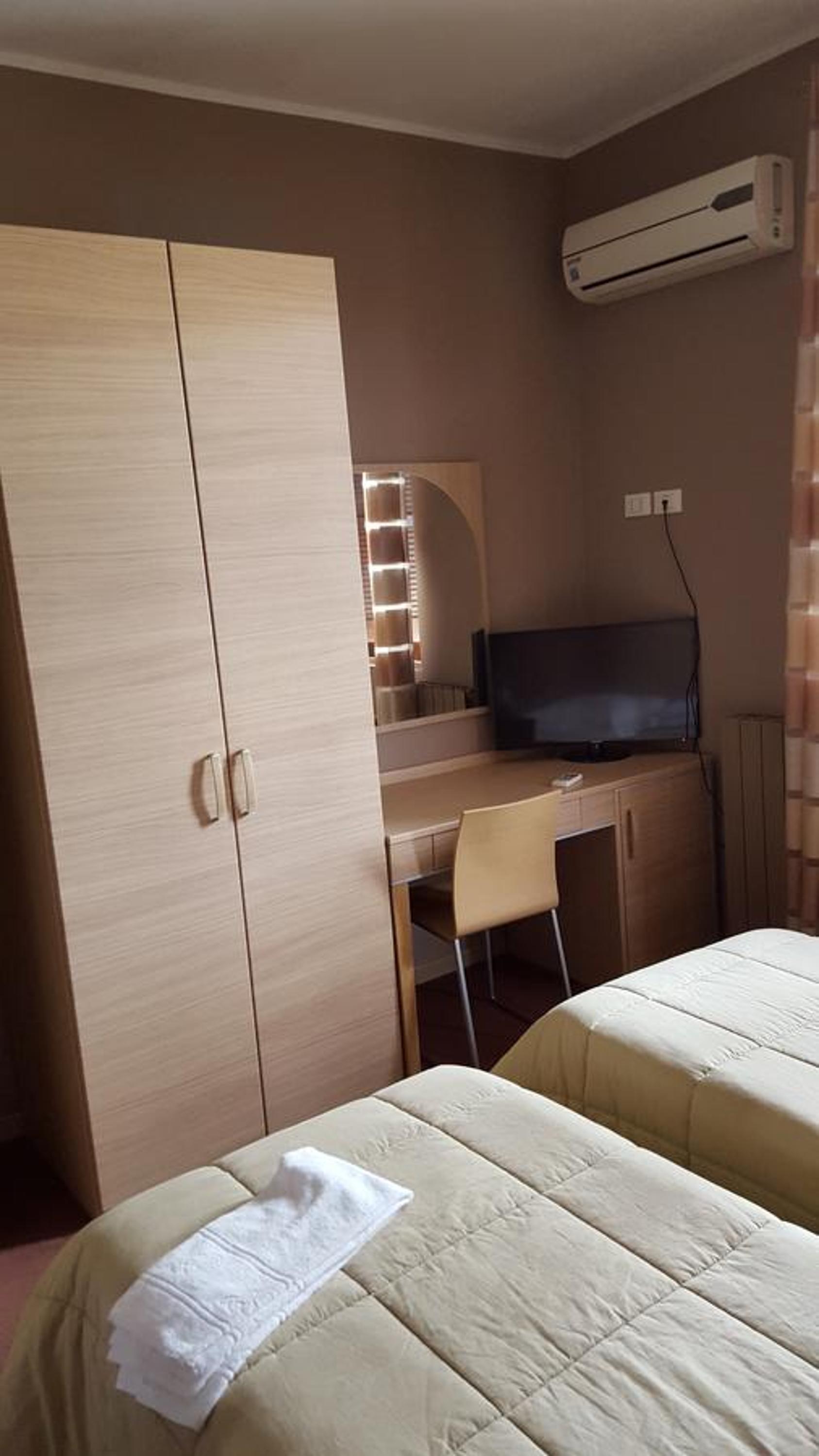 Twin Room with Private Bathroom - Photo 8