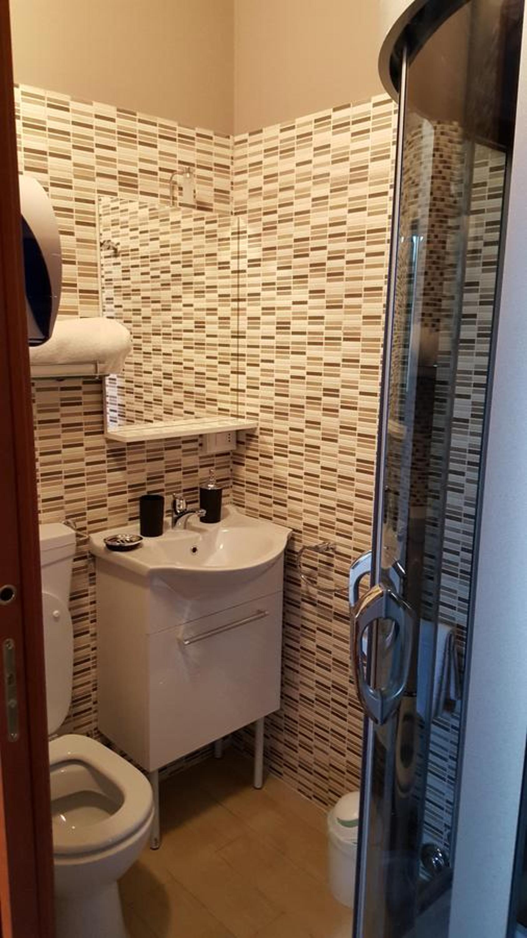 Twin Room with Private Bathroom - Photo 7