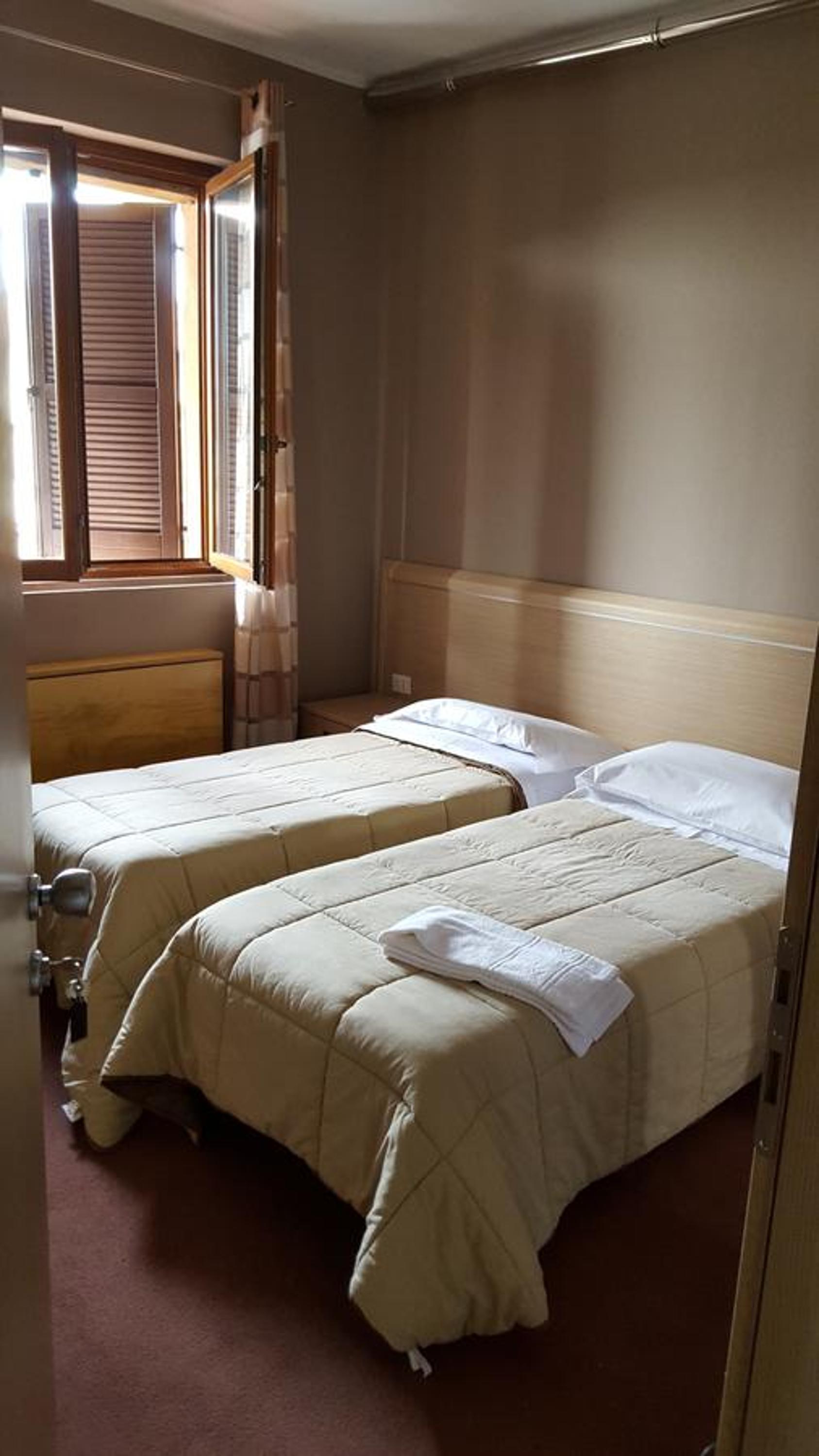 Twin Room with Private Bathroom - Photo 5