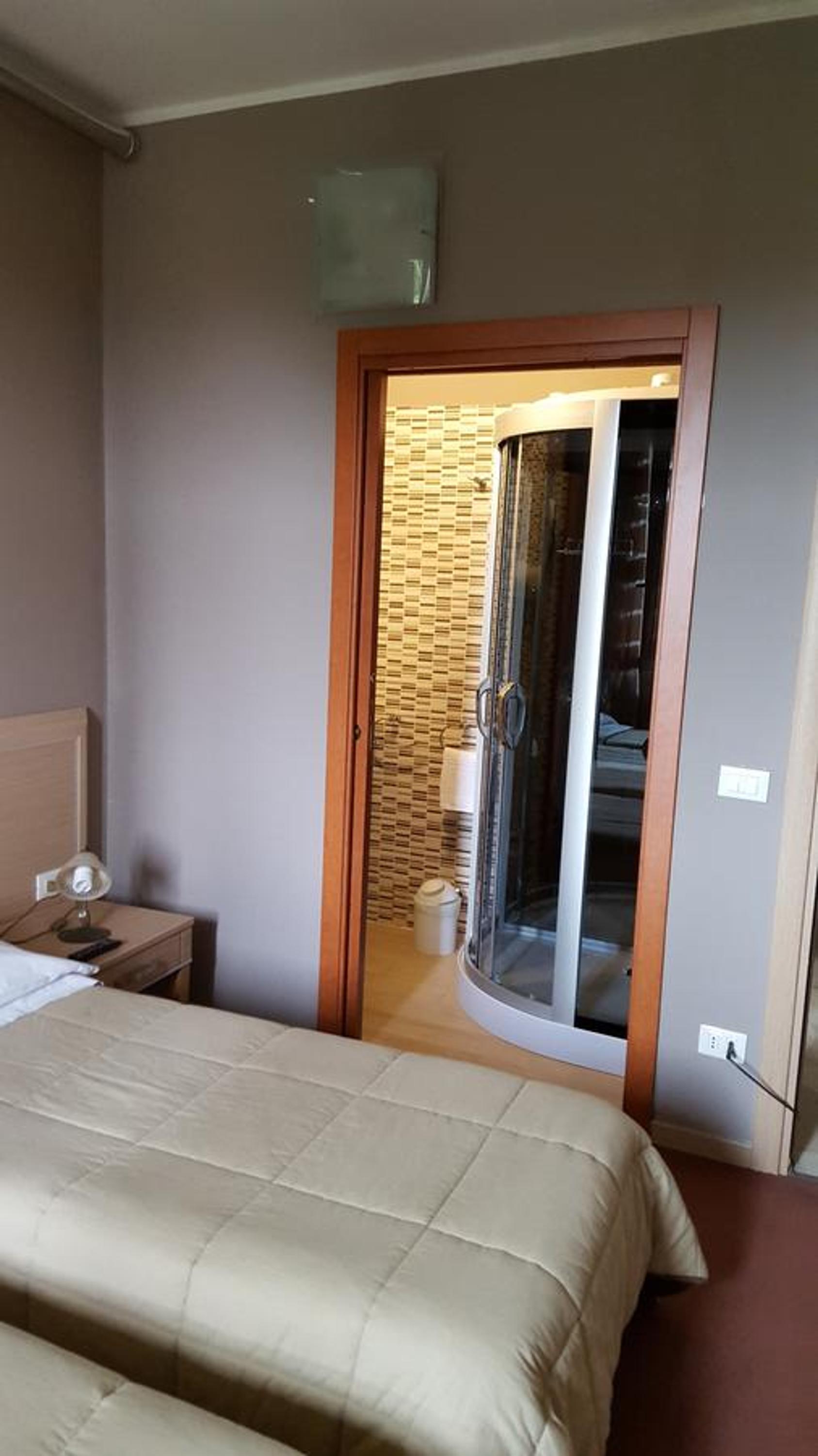 Twin Room with Private Bathroom - Photo 2