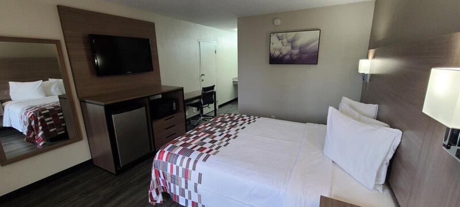 Deluxe Queen Room Disability Access Non-Smoking - Photo 4