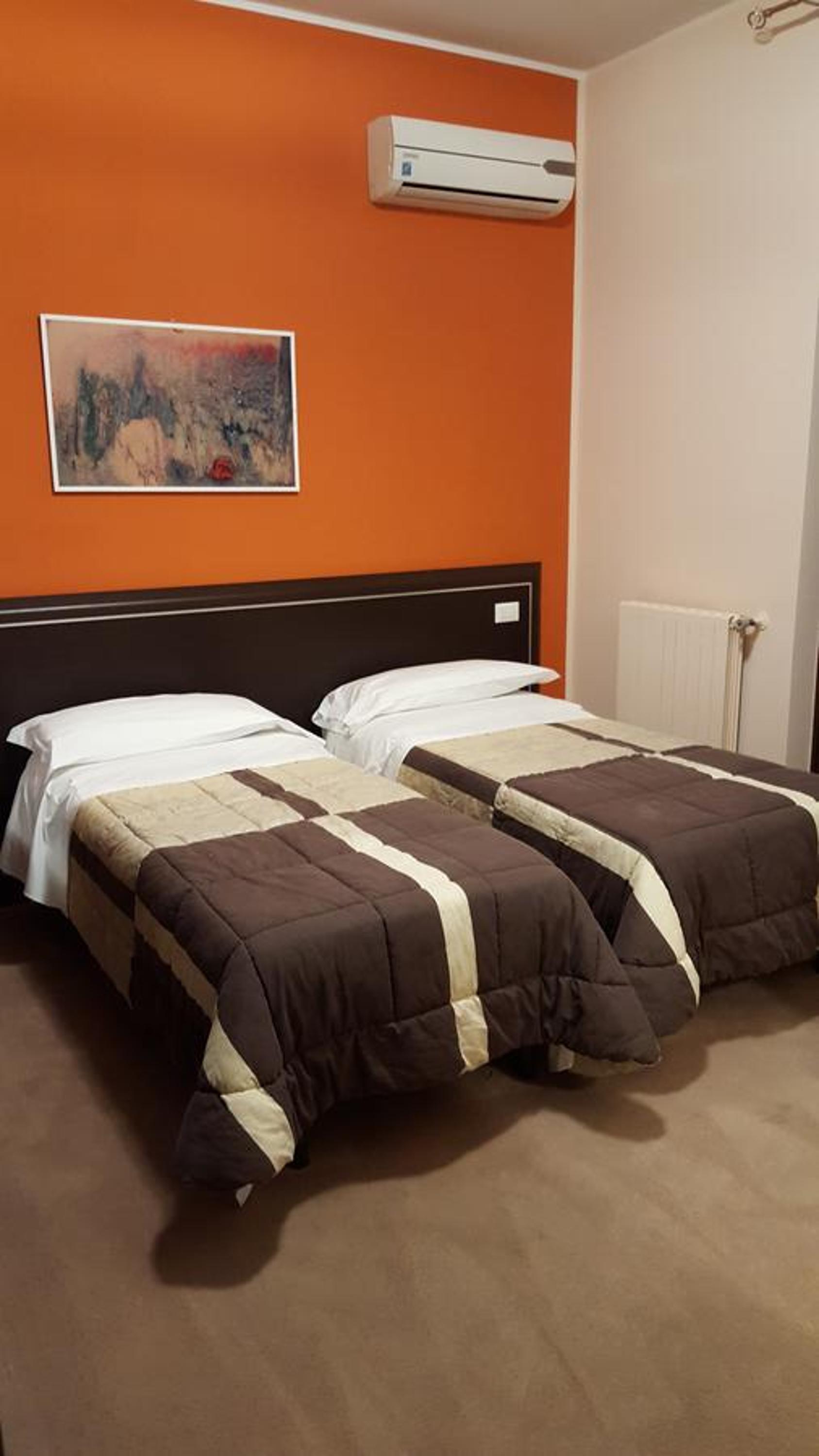Twin Room with Private Bathroom photo 1