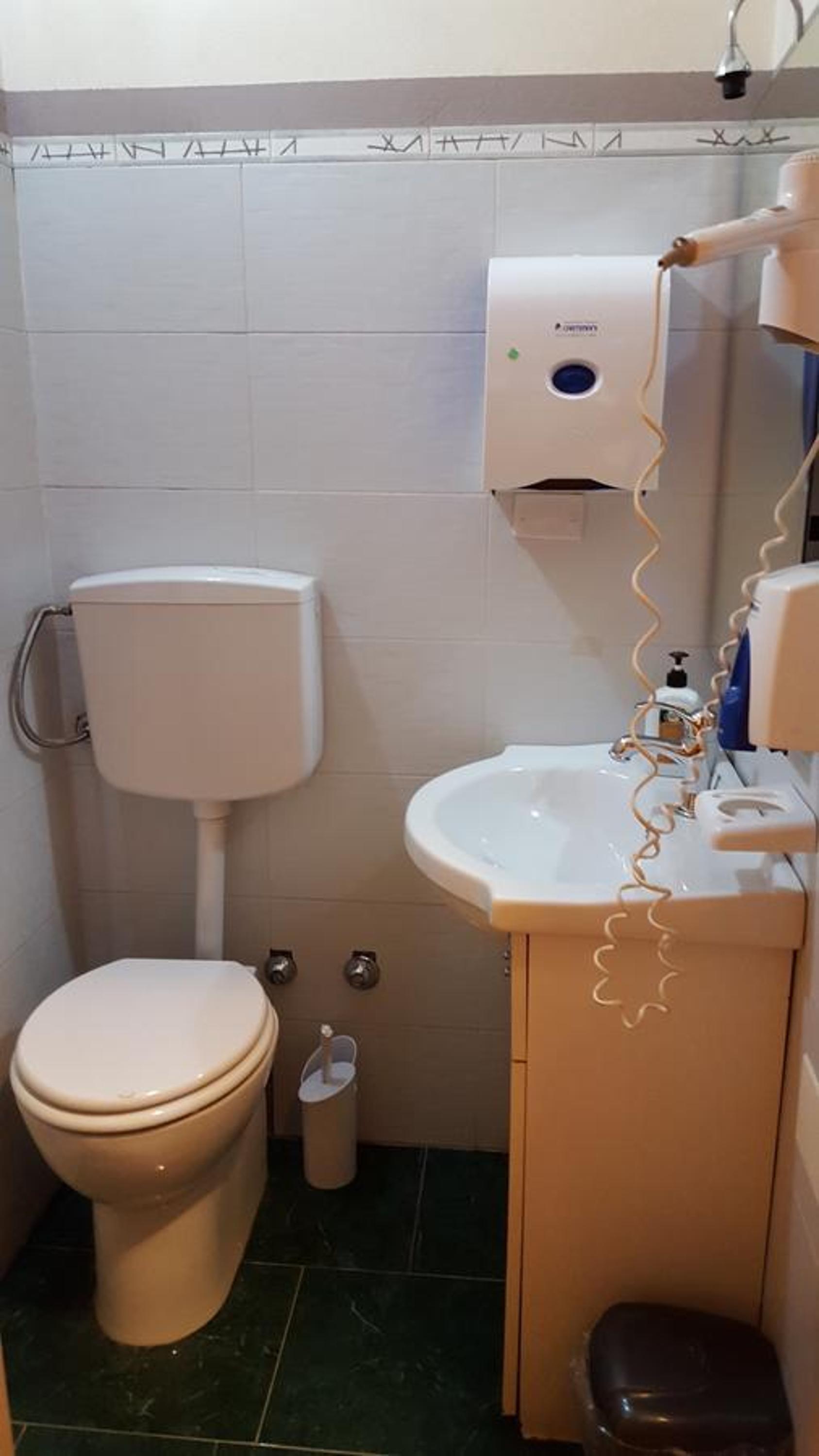 Twin Room with Private Bathroom photo 2