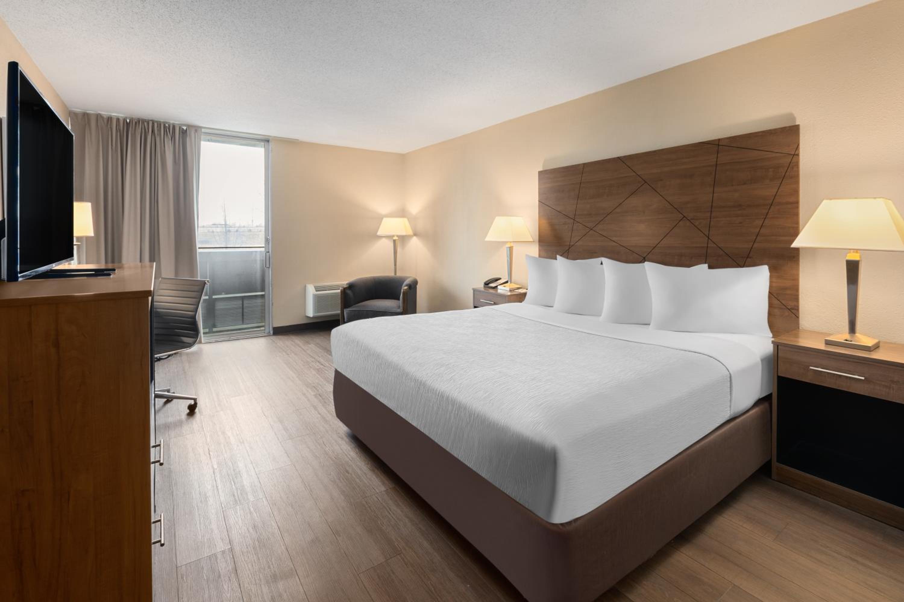 King Room with Roll-In Shower - Mobility/Hearing Access - Non-Smoking - Photo 1