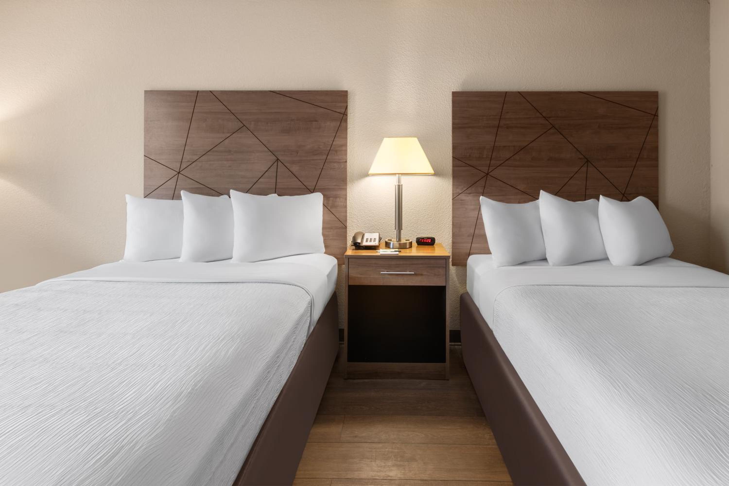 Double Room with Two Double Beds - Non-Smoking - Photo 3