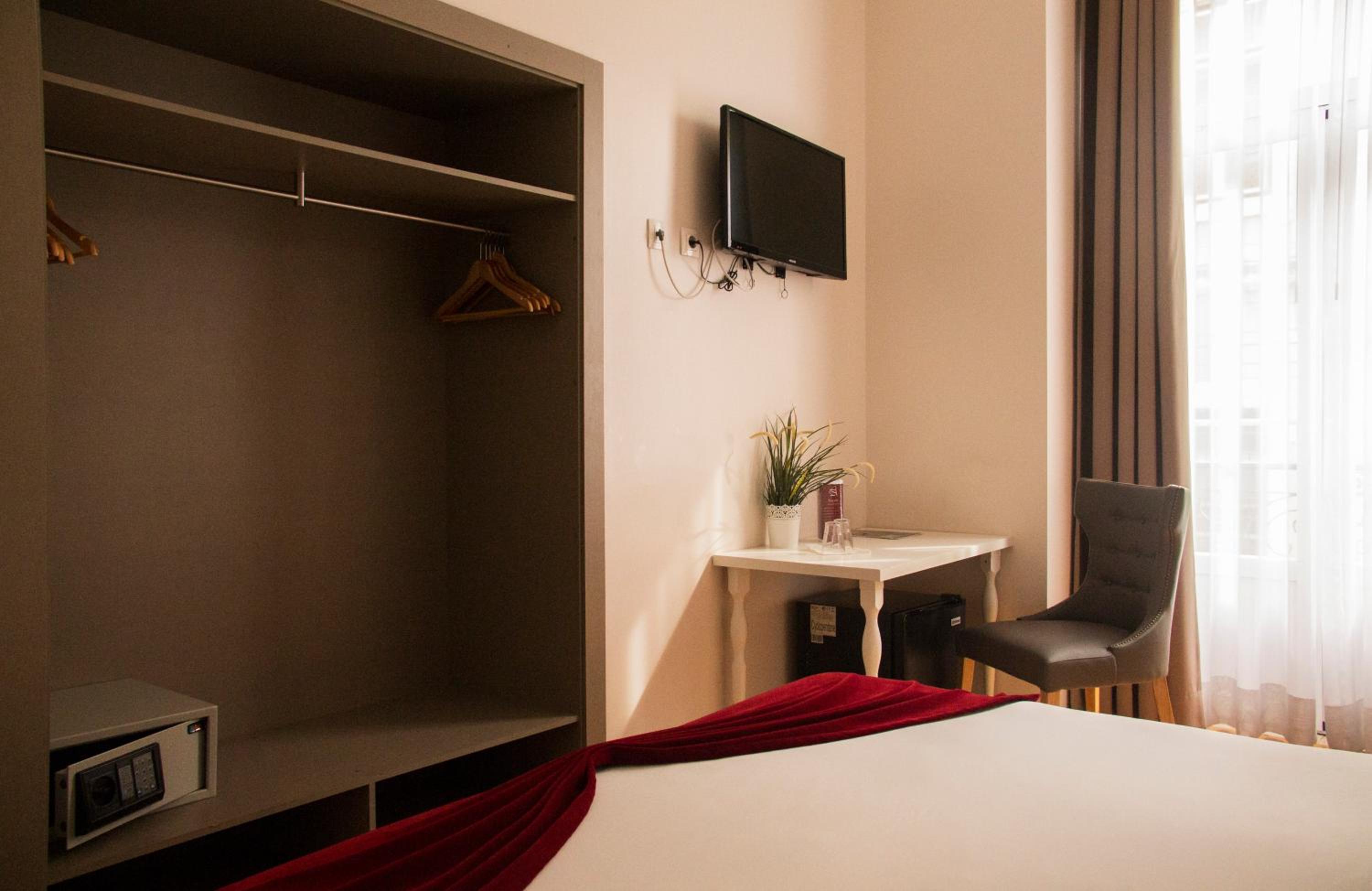Double or Twin Room thumbnail 5