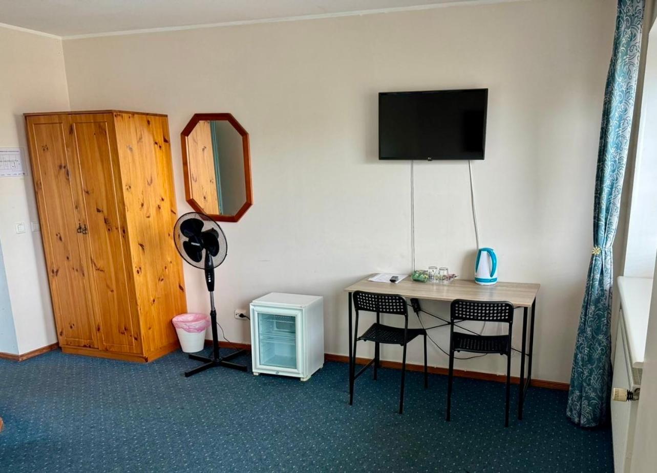 Large Twin Room - Photo 1