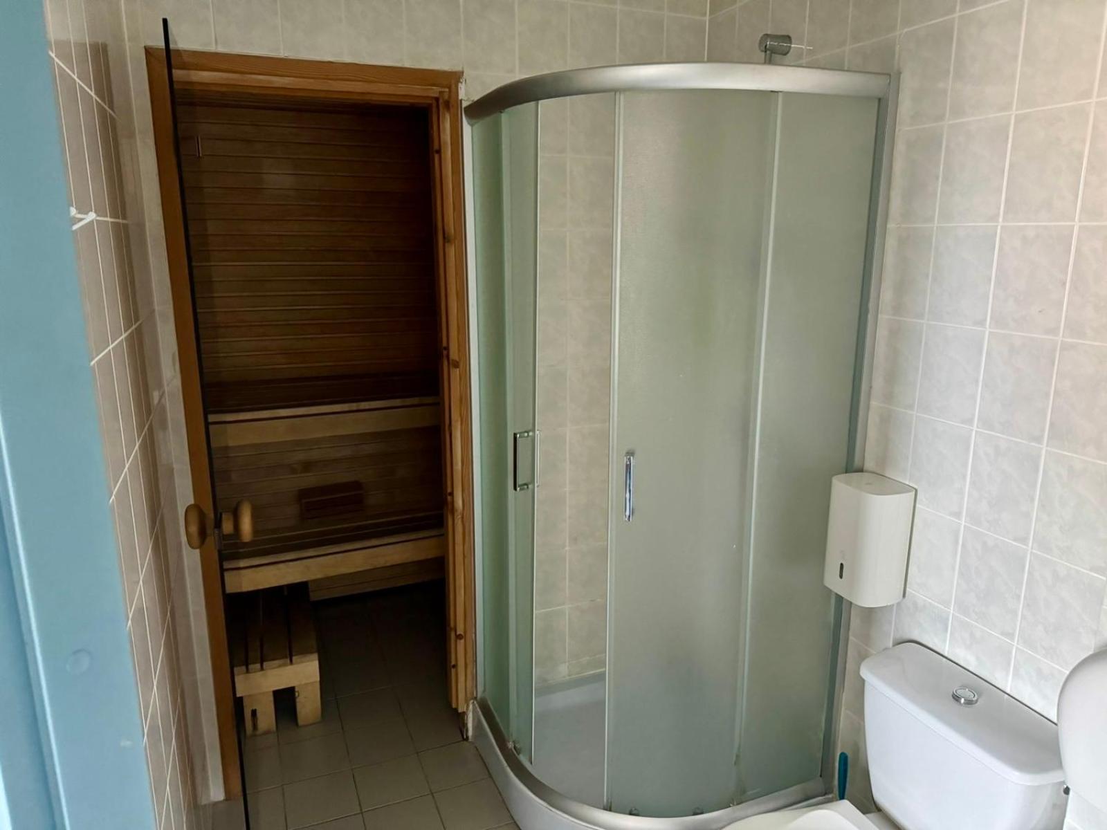 Large Twin Room - Photo 2