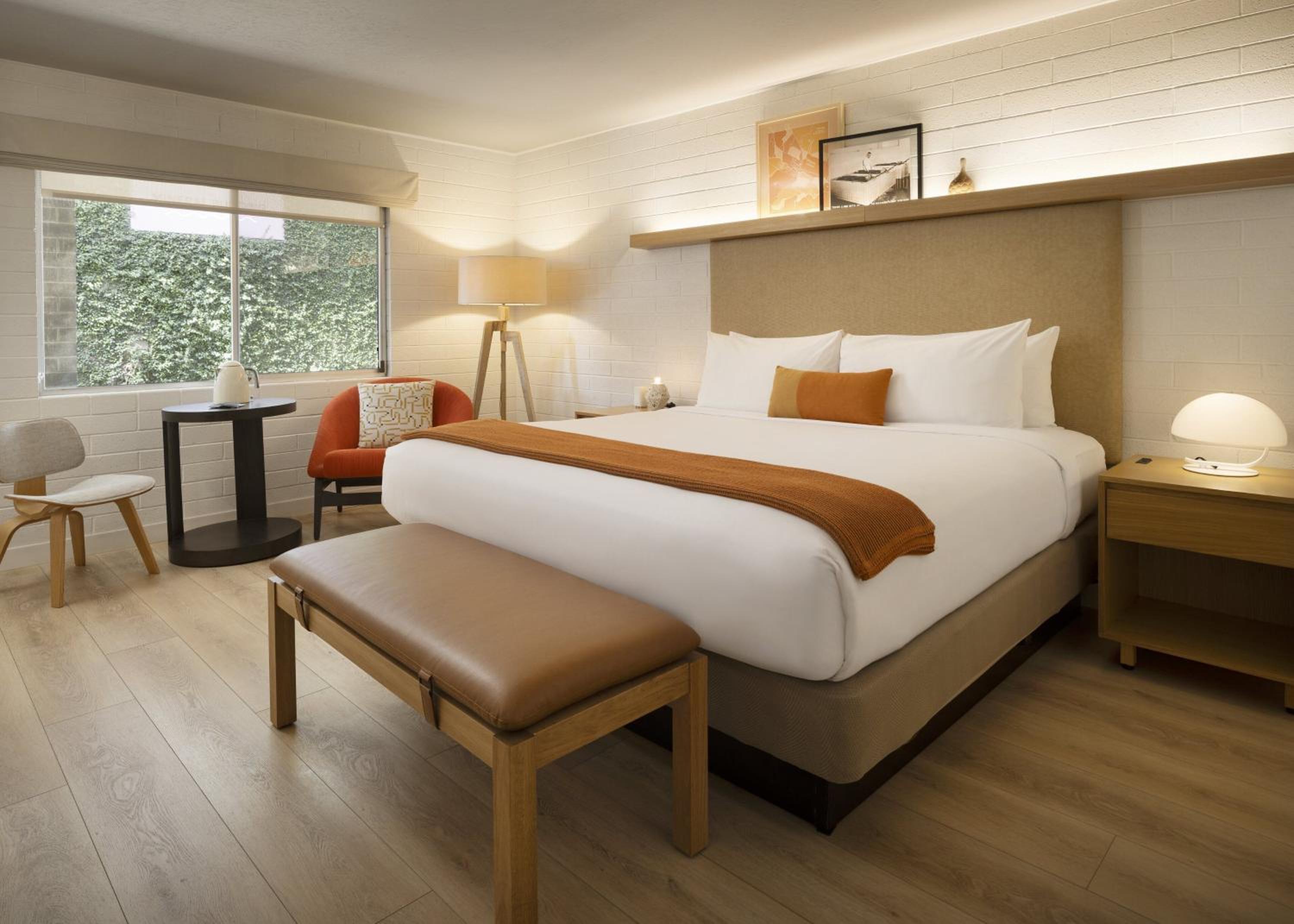 Deluxe King Room with Courtyard View