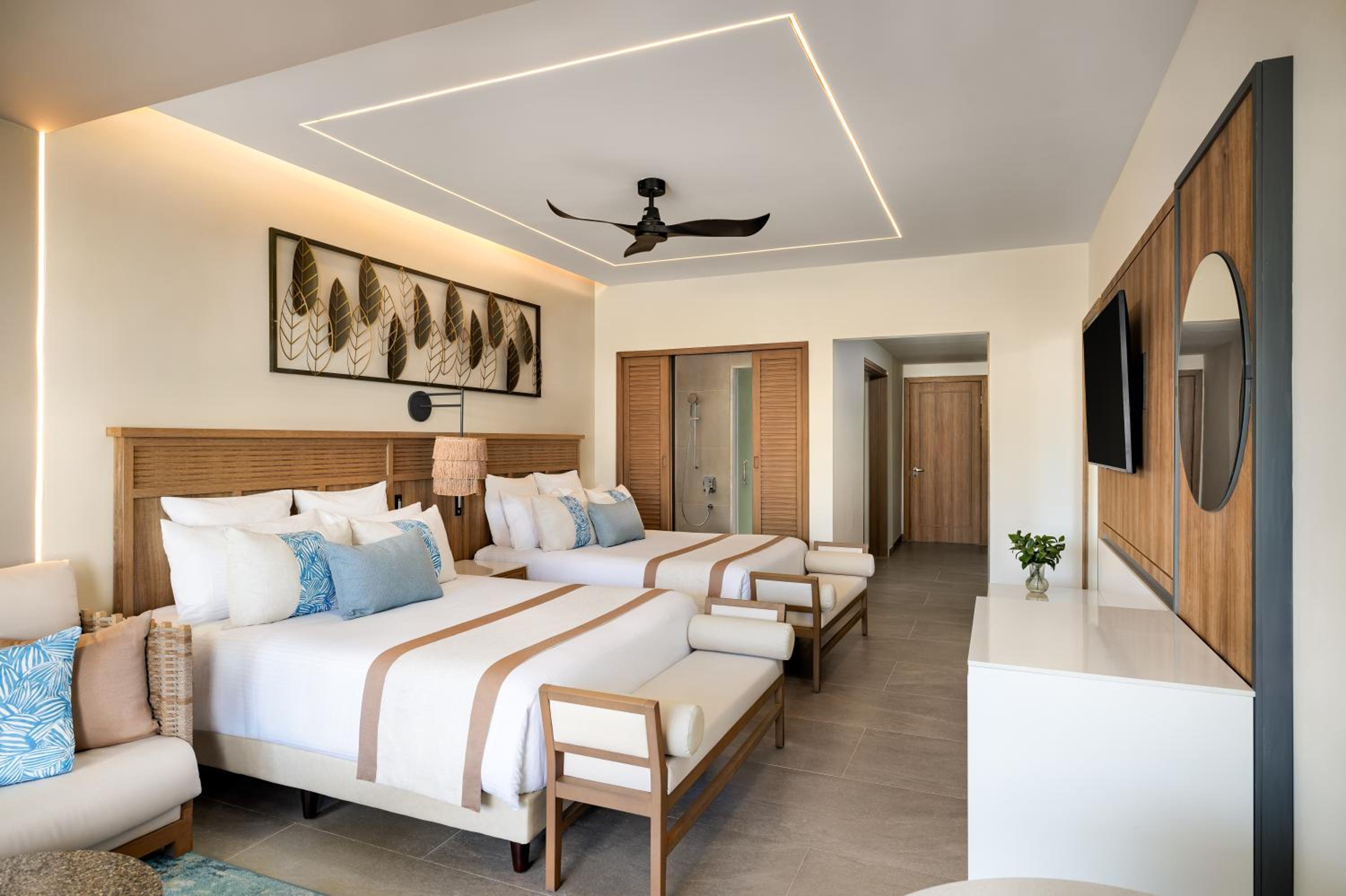 Preferred Club Jr. Suite Ocean Front Swim Out Double