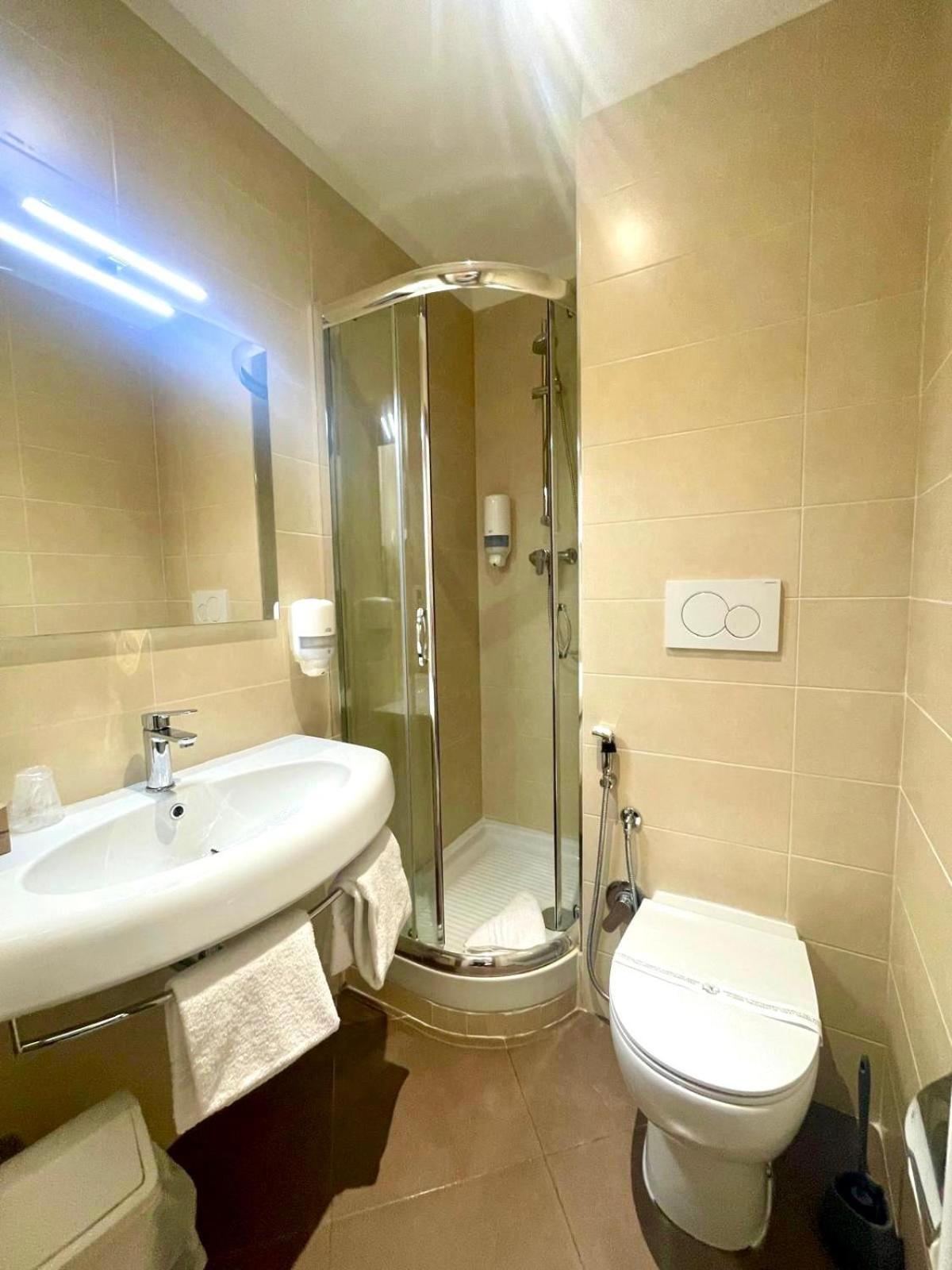 Double or Twin Room with Private Bathroom photo 2