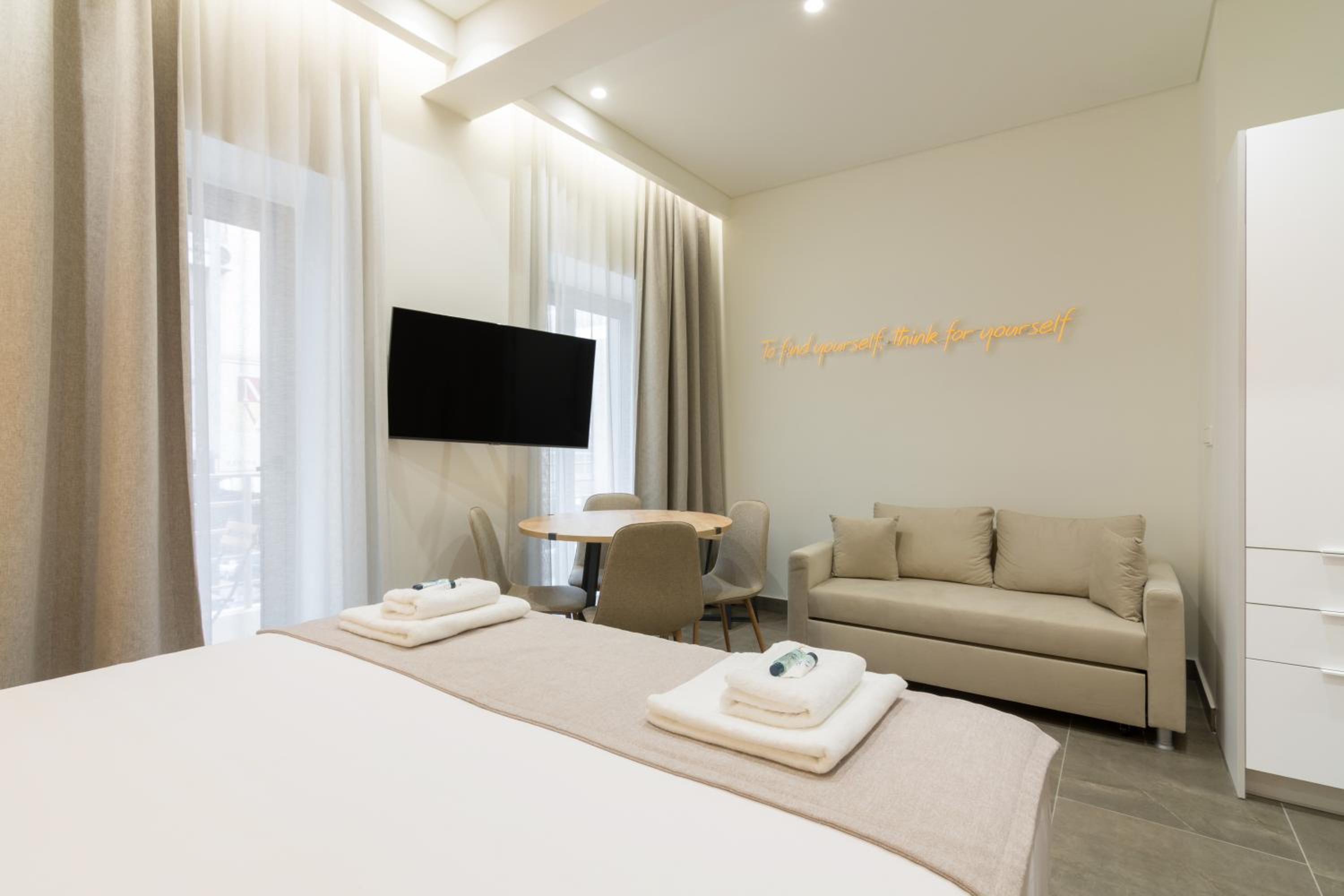 Studio Apartment with Balcony photo 3