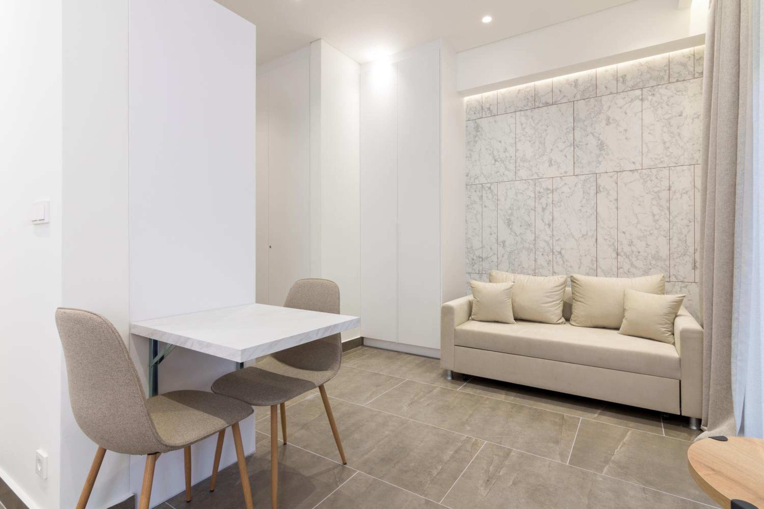 Studio Apartment with Balcony photo 3