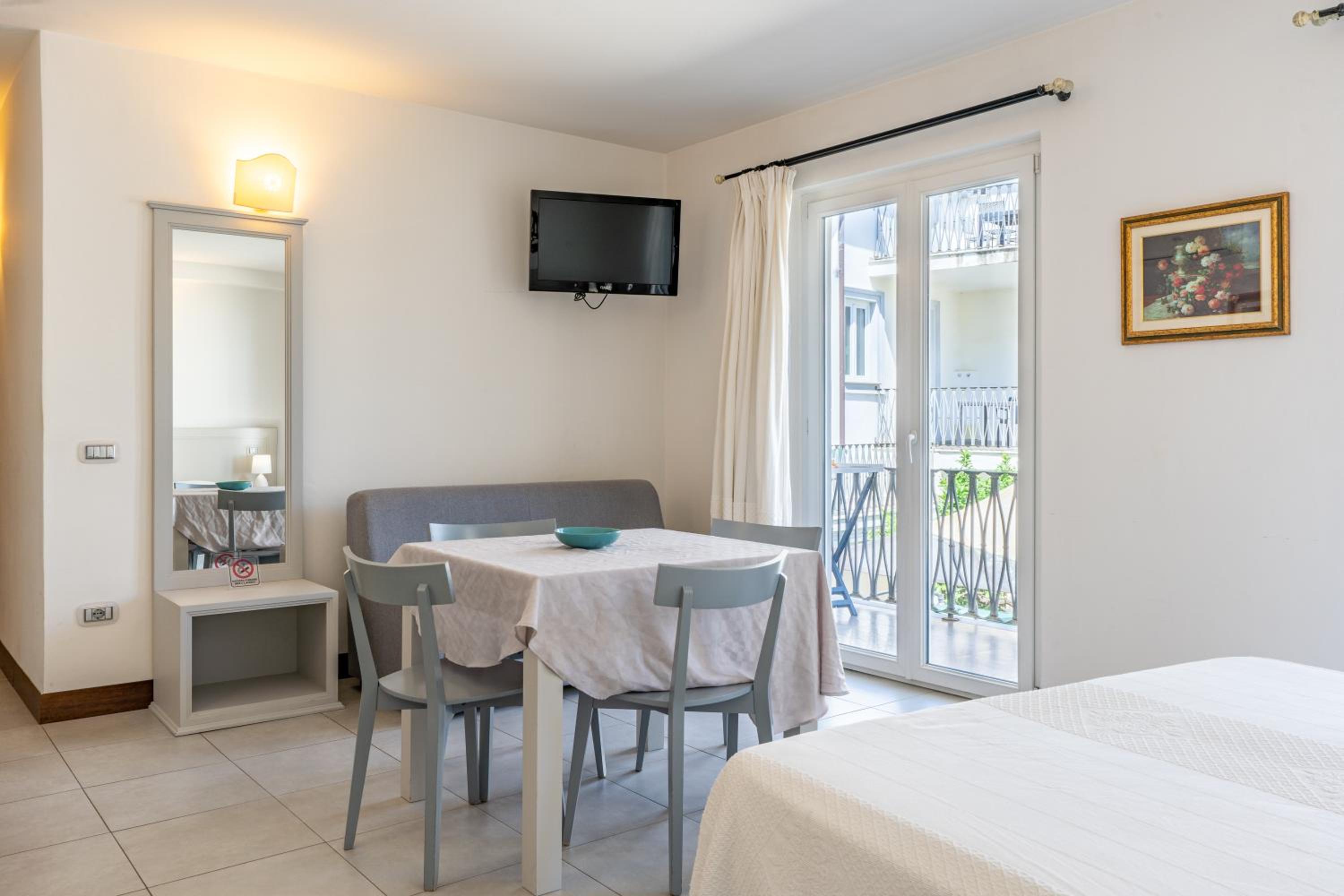 Junior Suite with Balcony - Photo 6