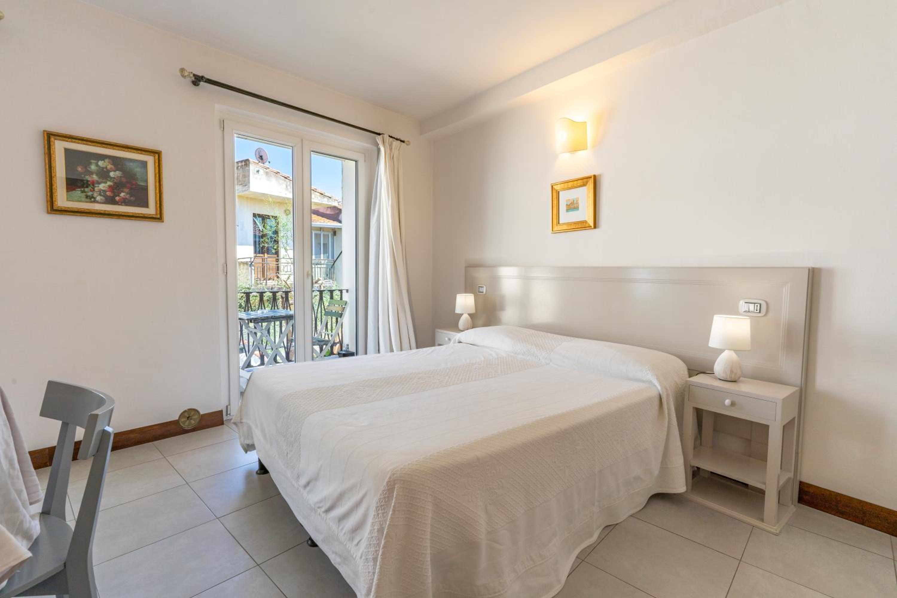 Junior Suite with Balcony - Photo 4