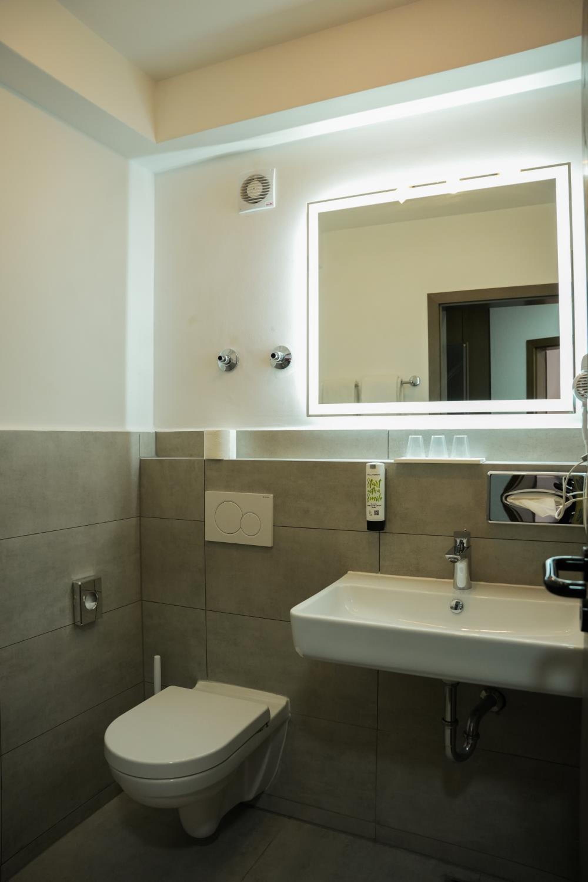 Standard Triple Room - Photo 7