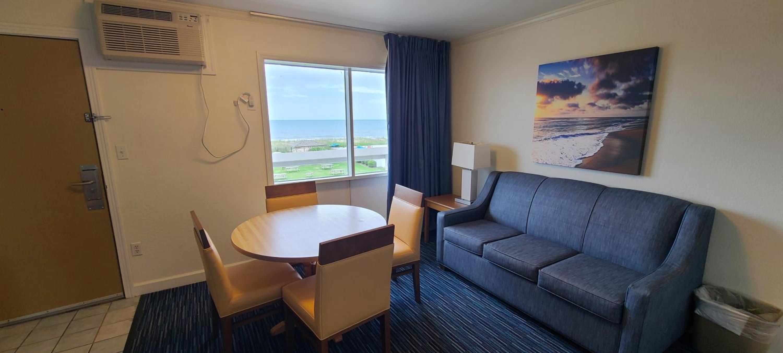 Deluxe Suite with Sea View - Photo 3